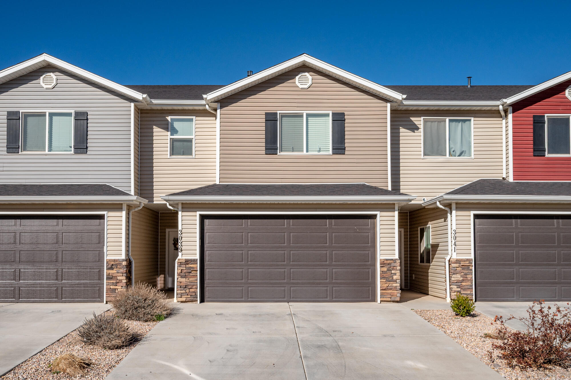 This 1,420 sq. ft. townhome offers a comfortable and functional layout with 3 bedrooms and 2.5 bathrooms. The home features several recent upgrades, including luxury vinyl plank flooring throughout the main floor along with upgraded carpet in the bedrooms. Last fall the seller replaced all toilets, installed a new microwave, and updated the bathroom racks and hooks. The backyard is xeriscape for low maintenance and includes a covered patio, providing a great space for outdoor relaxation or entertaining.