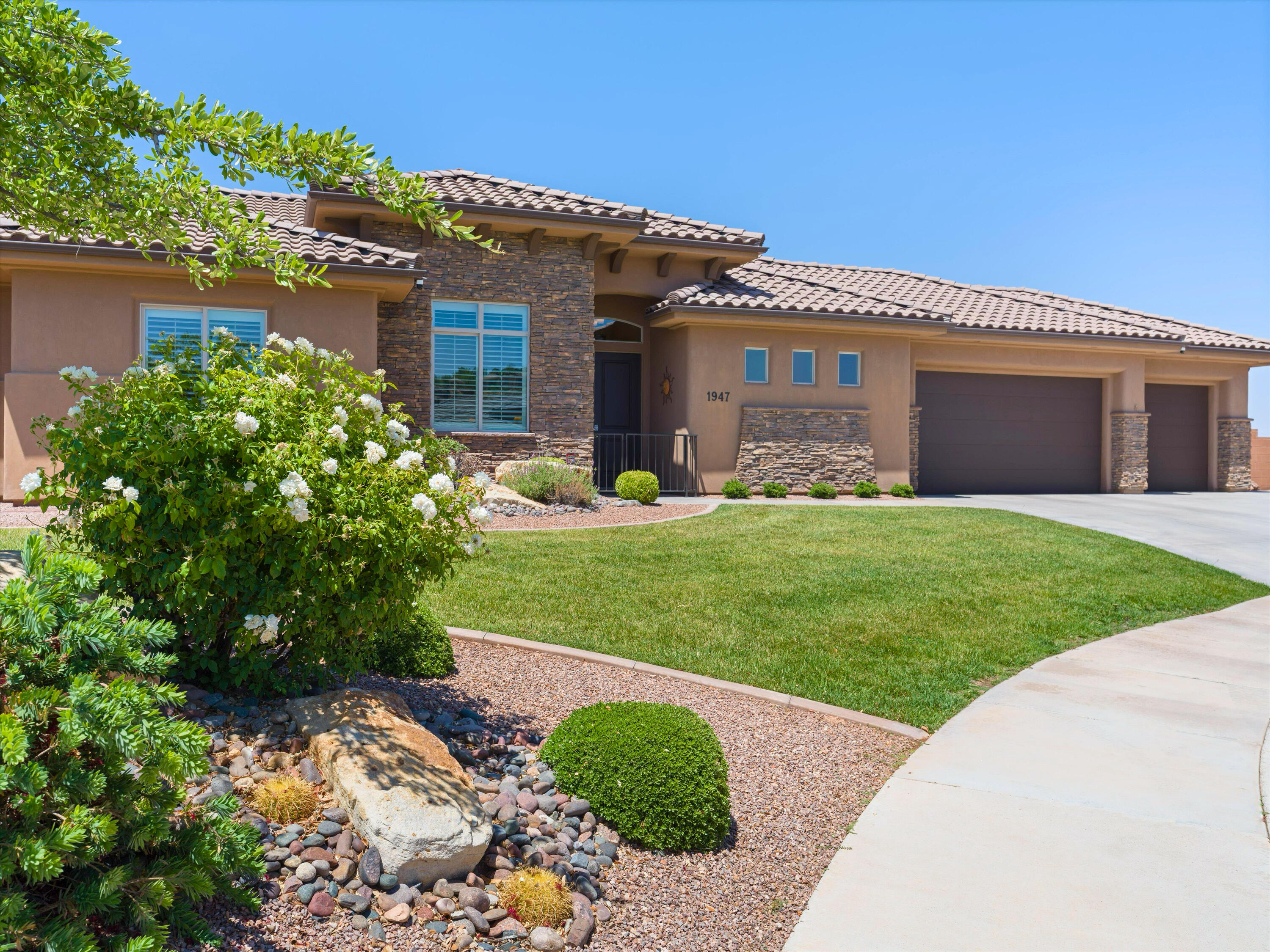 RIVERSIDE CLIFFS - Residential