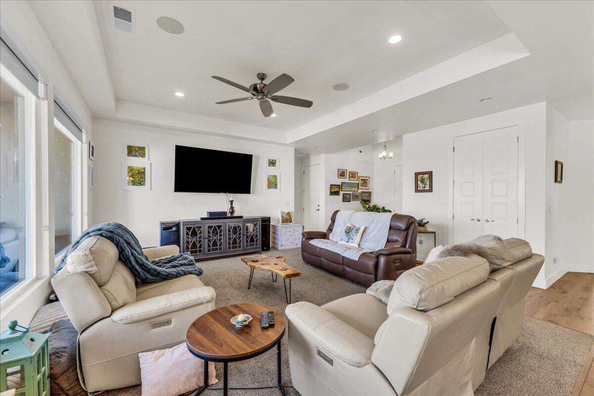 LAVA KNOLLS - Residential