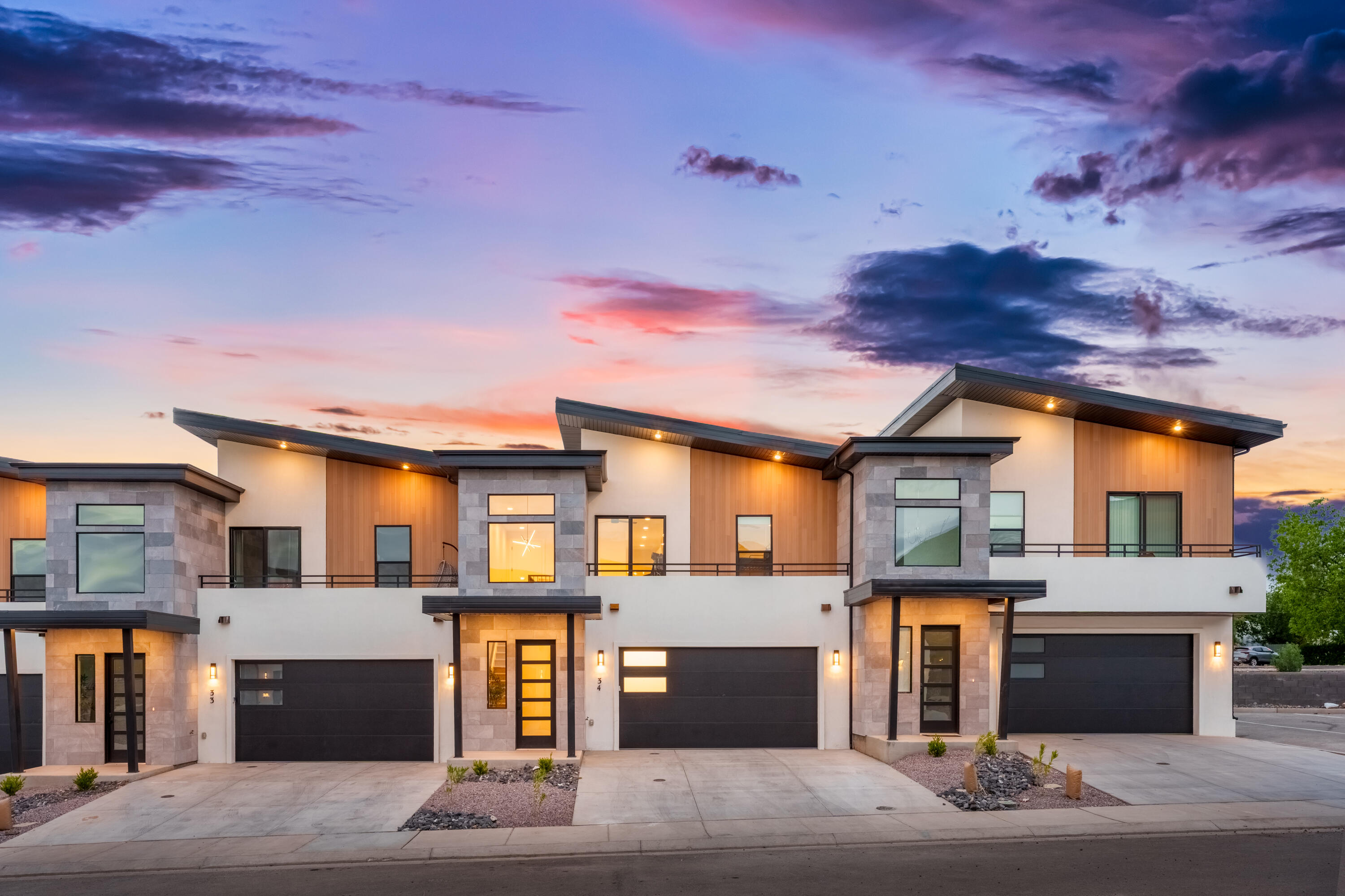 Immaculate 4 bedroom, 4.5 bath property located In Hurricane, Utah, just 45 minutes from Zion National Park. This is an amazing Investment opportunity in one of Southern Utah's fastest growing areas.

Buyer to verify all information.