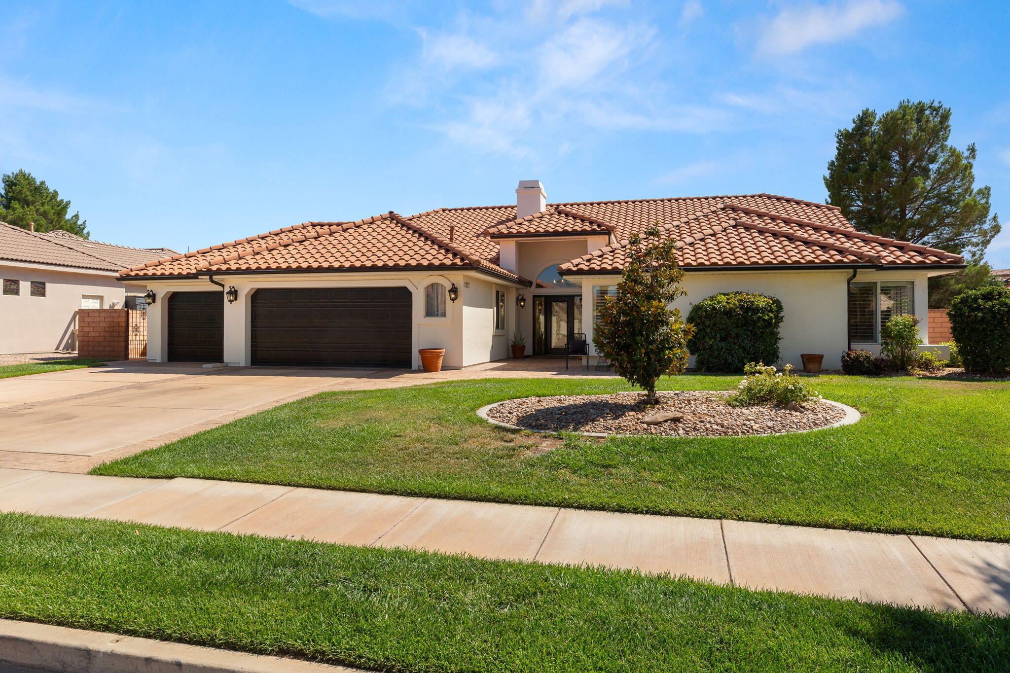 Fantastic home located on Sunbrook Golf Course.  This is a St. George City golf course that has an amazing championship layout!  Home has quartz counters, whit cabinets
