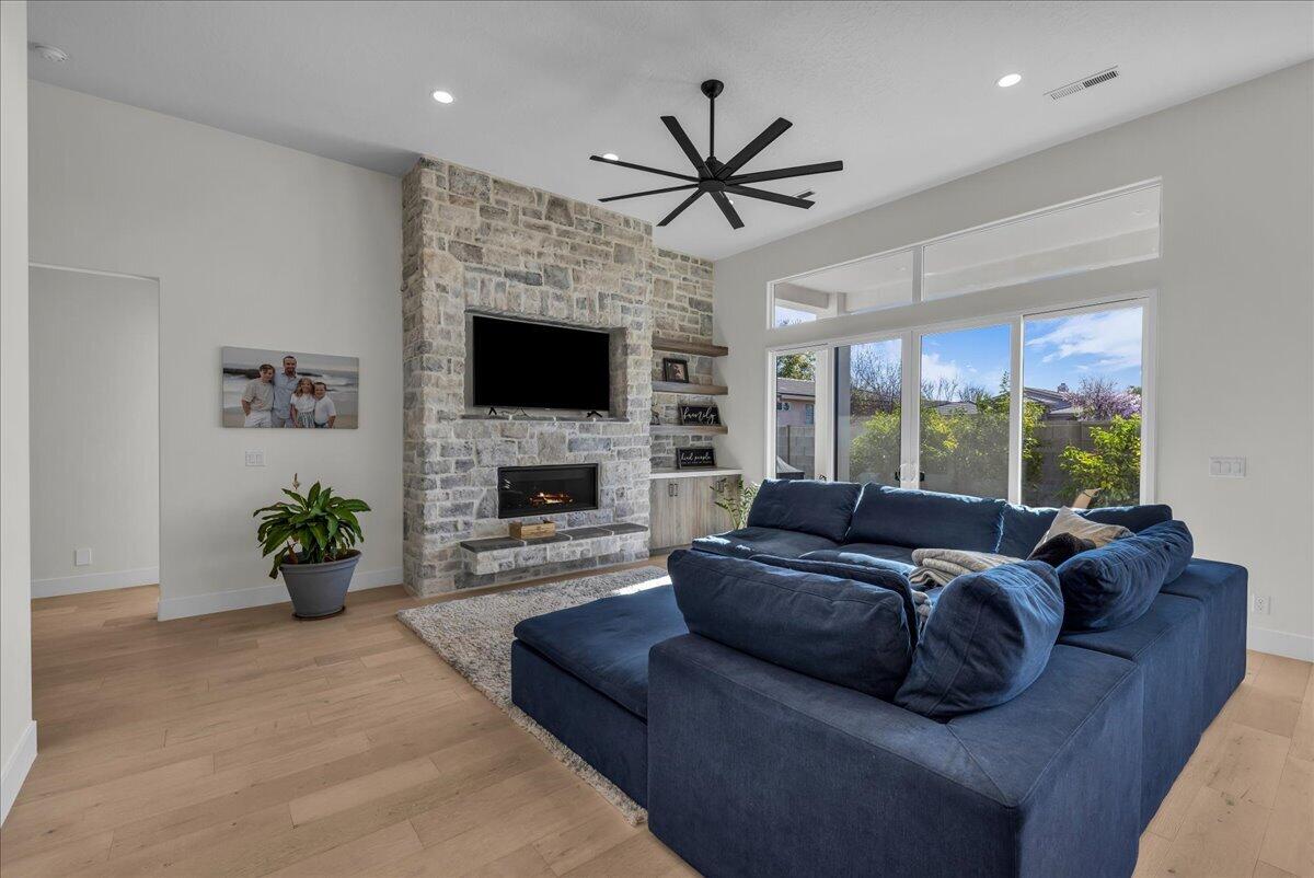 VINEYARD RIDGE - Residential