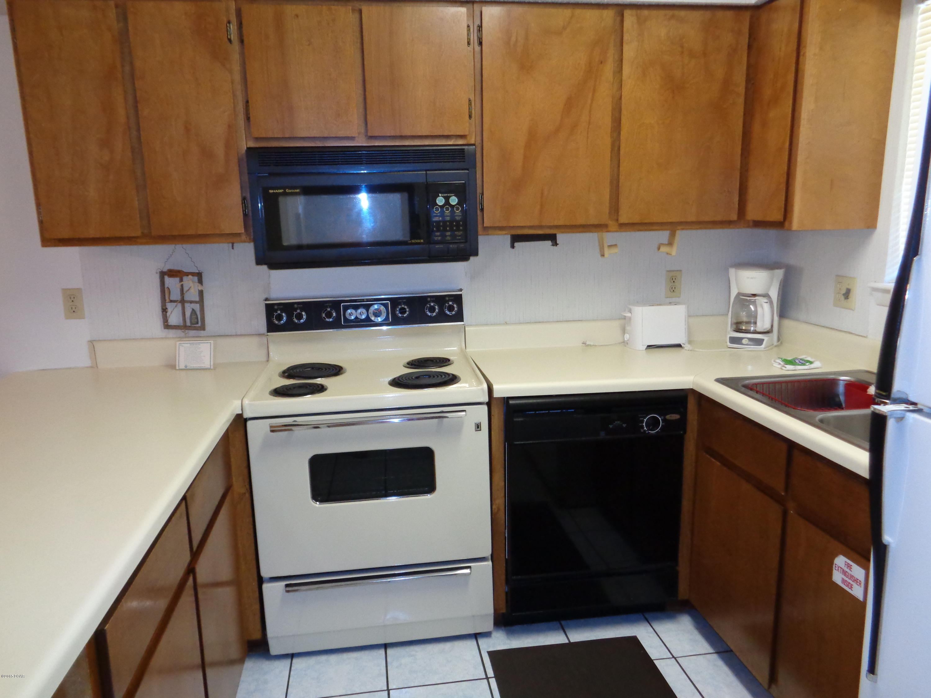 LOWEST PRICED!!  A must see on the this beautiful Portside unit.  Priced to sell this unit has been freshly painted and all tile on the bottom floor.  Flat screen TV's mounted in every room. Nestled in the back for a quiet and serene experience with a private balcony. Call to view today on this non-rental unit.

PLEASE SEE AGENT (PRIVATE) NOTES FOR UNIQUE COMMISSION OFFERING.