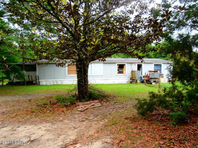 COME SEE THIS COUNTRY MOBILE HOME WITH 3 BEDROOMS AND 2 BATHS THAT IS SURROUNDED BY HARDWOOD AND PINE TREES. IT HAS A SPLIT-LEVEL DESIGN WITH THE MASTER BEDROOM AND BATH OCCUPYING THE WHOLE SIDE OF THE HOUSE. THE MASTER BATHROOM HAS A GARDEN TUB, SHOWER AND A DOUBLE SINK VANITY. THERE ARE HIS AND HER CLOSETS. Sellers are real motivated!