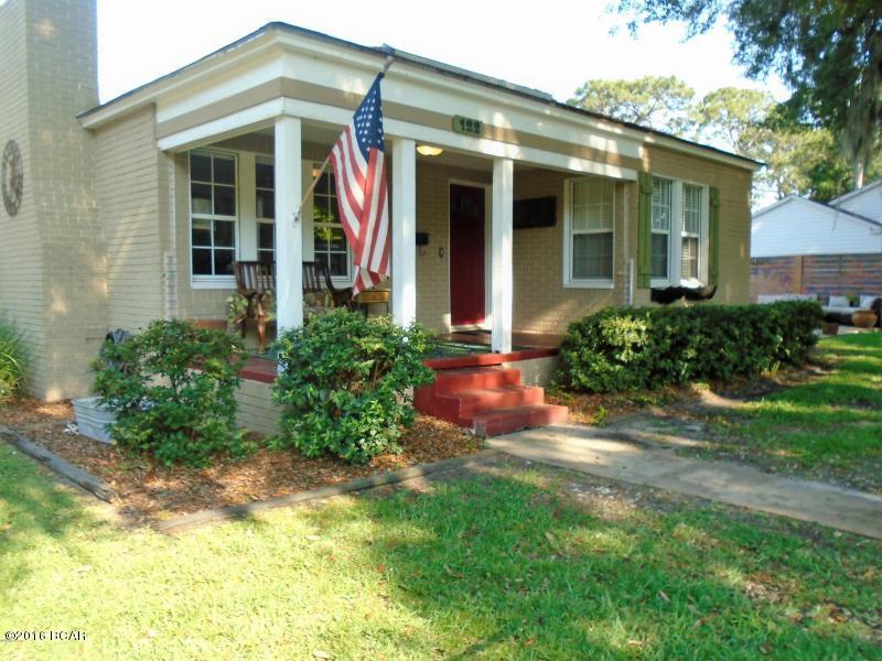 Fantastic updated Cove home.  This is a 3 bedroom 2.5 bath home with a Florida room, incredible outdoor kitchen covered patio area, fire pit and pool!  Everything you could want, this house has it!