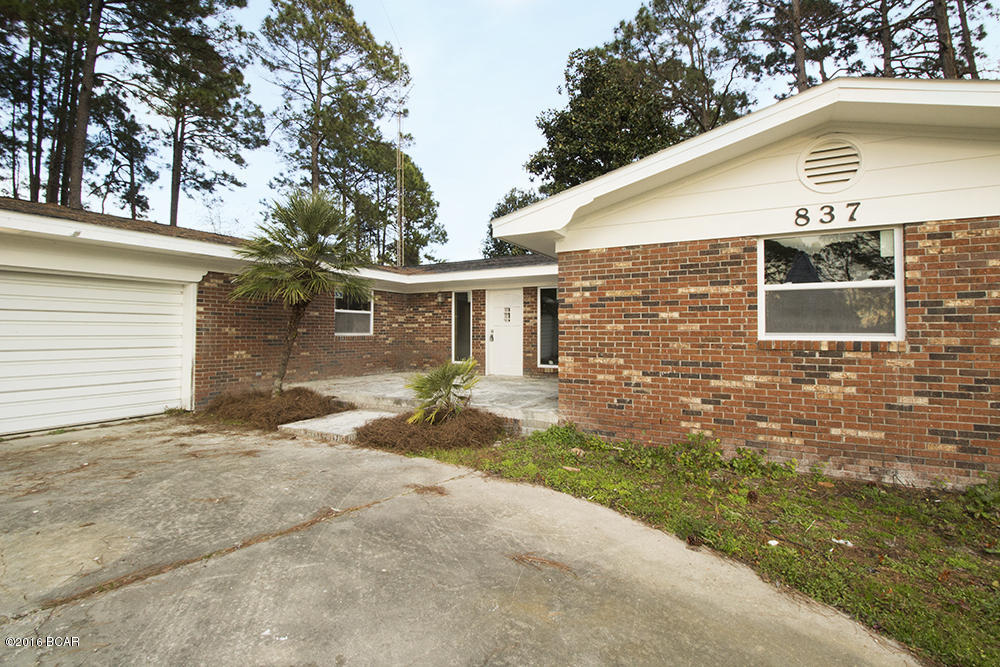 COMPLETELY REMODELED and Looks Amazing!! By far the best looking home for this price in the area. Located in the well established neighborhood of Plantation Estates. This 4/2.5 bath home has it all. A living room and a separate family room with a fenced-in courtyard. Beautifully remodeled kitchen with new stainless appliances, granite countertops, and new cabinets. Each of the bedrooms are a great size and feature new carpet. The master bedroom has more closet space than any home you'll see. The remodel has been very tastefully done and it shows. You'll love everything about this home and its location. The property is located on just over an acre of land also. Very rare find! Both the roof and AC are brand new as well along with new windows, new well pump, and new water heater! This truly is a great home for the price. Call us today!