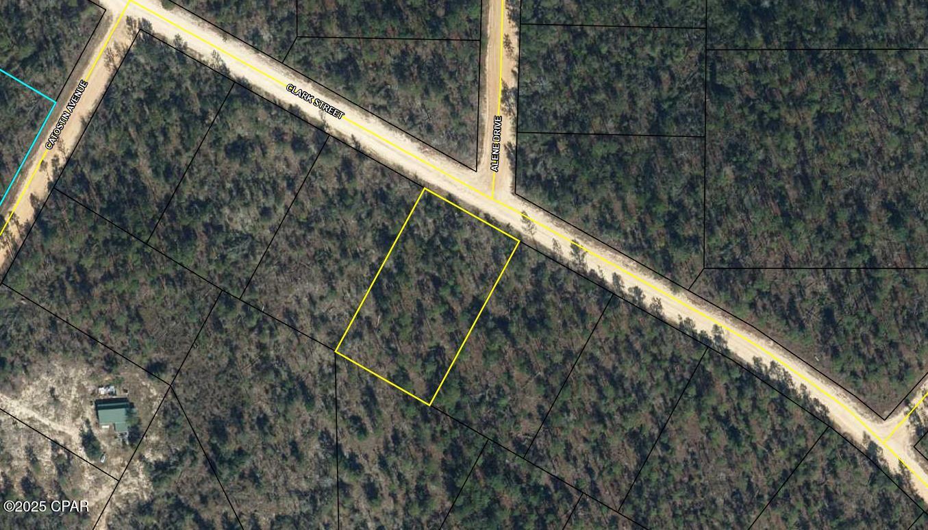 Wonderful building lot in the unique community of Compass Lake in the Hills. There is a voluntary HOA (not mandatory). If you choose to participate it will give access to all the amenities of the community such as Lodge with swimming pool, cabin rentals, RV spots, and more. Recent changes made by Jackson County now allow manufactured homes in the community. Quiet country living yet an easy commute to Panama City or Marianna.