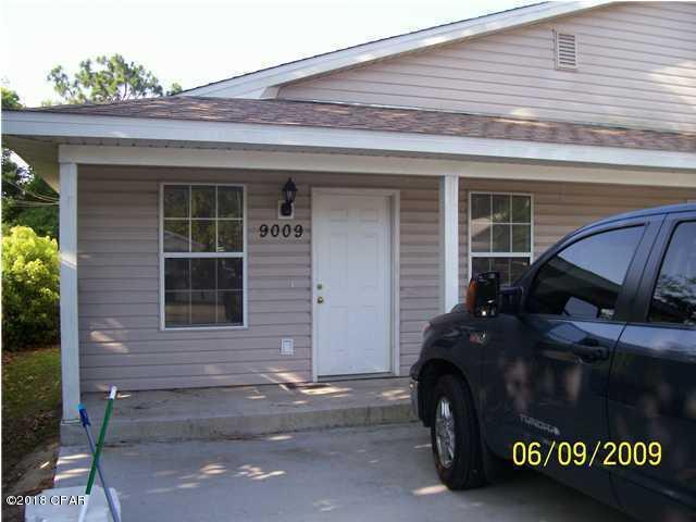 Triplex unit - 2 bedrom 2 bath - short drive to the beach.
