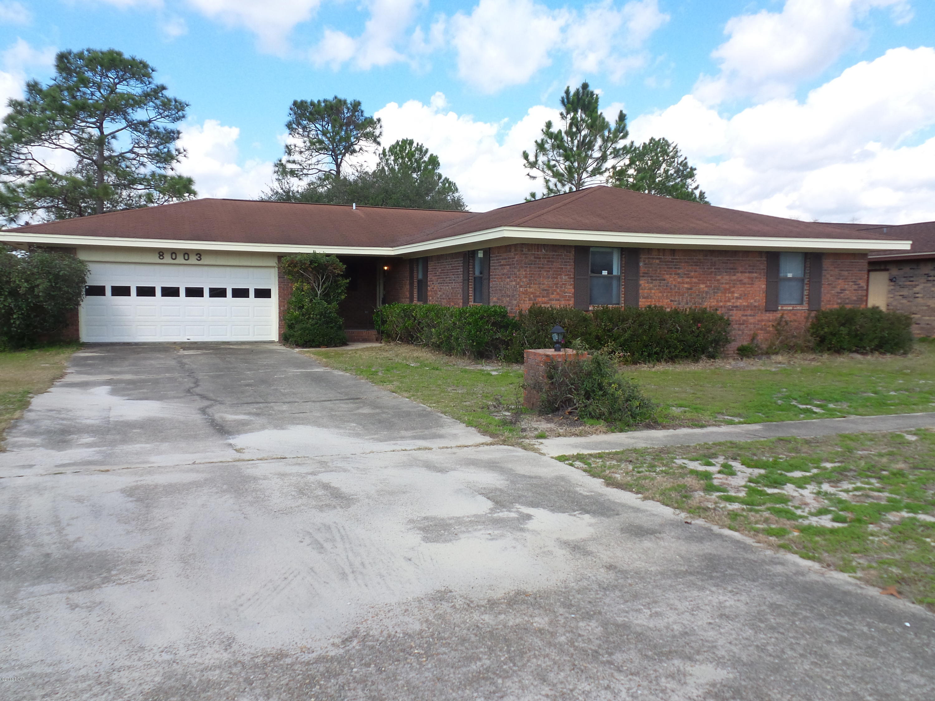 Affordable large brick home in Grimes Estates! This home features a large great room with vaulted beamed ceiling and brick gas fireplace.  There is a screened porch overlooking a large yard.  Off of the kitchen is a large pantry and a separate laundry room.  The bedrooms are large with walk-in closets.  The master features two separate sink vanities...one next to the walk-in closet and the other next to the master bath...all set off from the main part of the master bedroom.  The floor plan is an expanded version of the ''standard Grimes floor plan'' with an extra 6 feet added on! Plus there is a enclosed workroom at the back of the garage.  Terminex Bond. Call your favorite Realtor today to see this home.