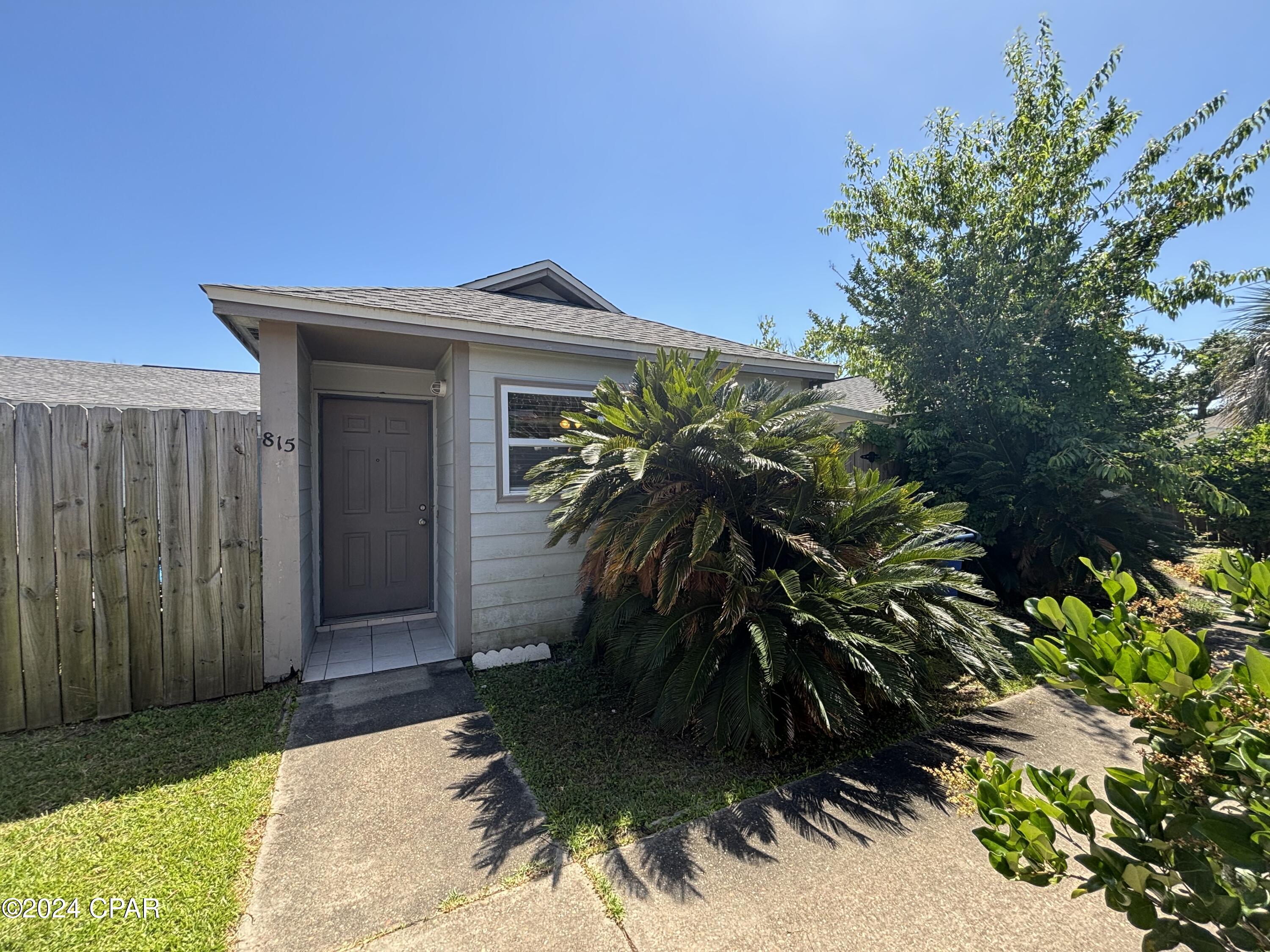 Monthly rent rate: $1,475 Deposit: $1,475, Non-refundable Pet Fee: $350.00, Length: 12 Month Lease. 2BR/2BA - 1,042 sq. ft. This home features a private covered courtyard area. Updated LVP flooring in the bedrooms.  This home is centrally located near the Downtown area. Short walk to the Bay. Call or text me for more information or would like an application. Will require verification of income (two months of pay stubs, etc.)
