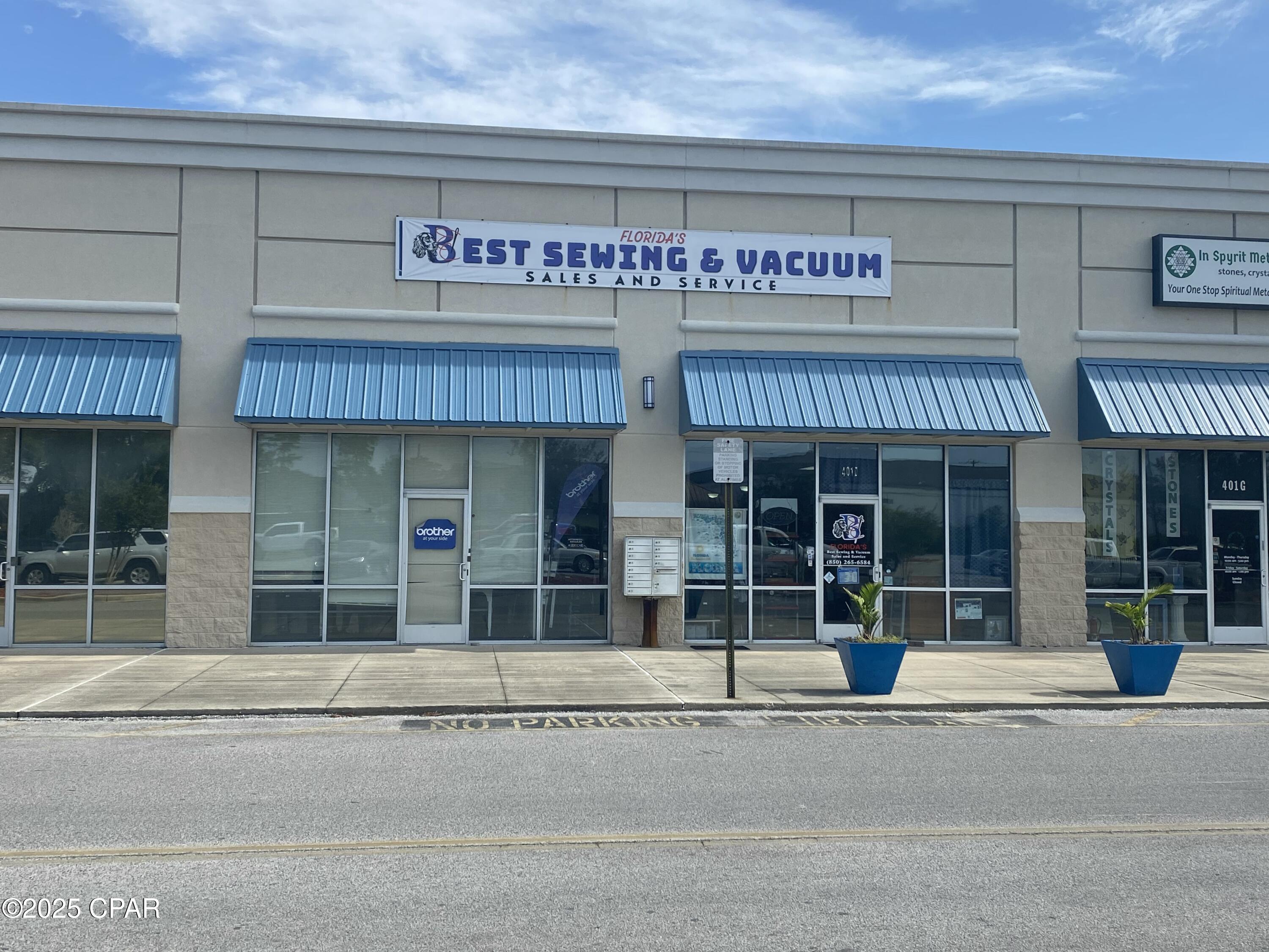 Very Nice 'Open Span' retail space with small office, a receiving/breakroom area, and two bathrooms. Home to The Sewing Center for many years, this prime space is now available.
Located just west of the Home Depot, there is plenty of parking and security lighting.