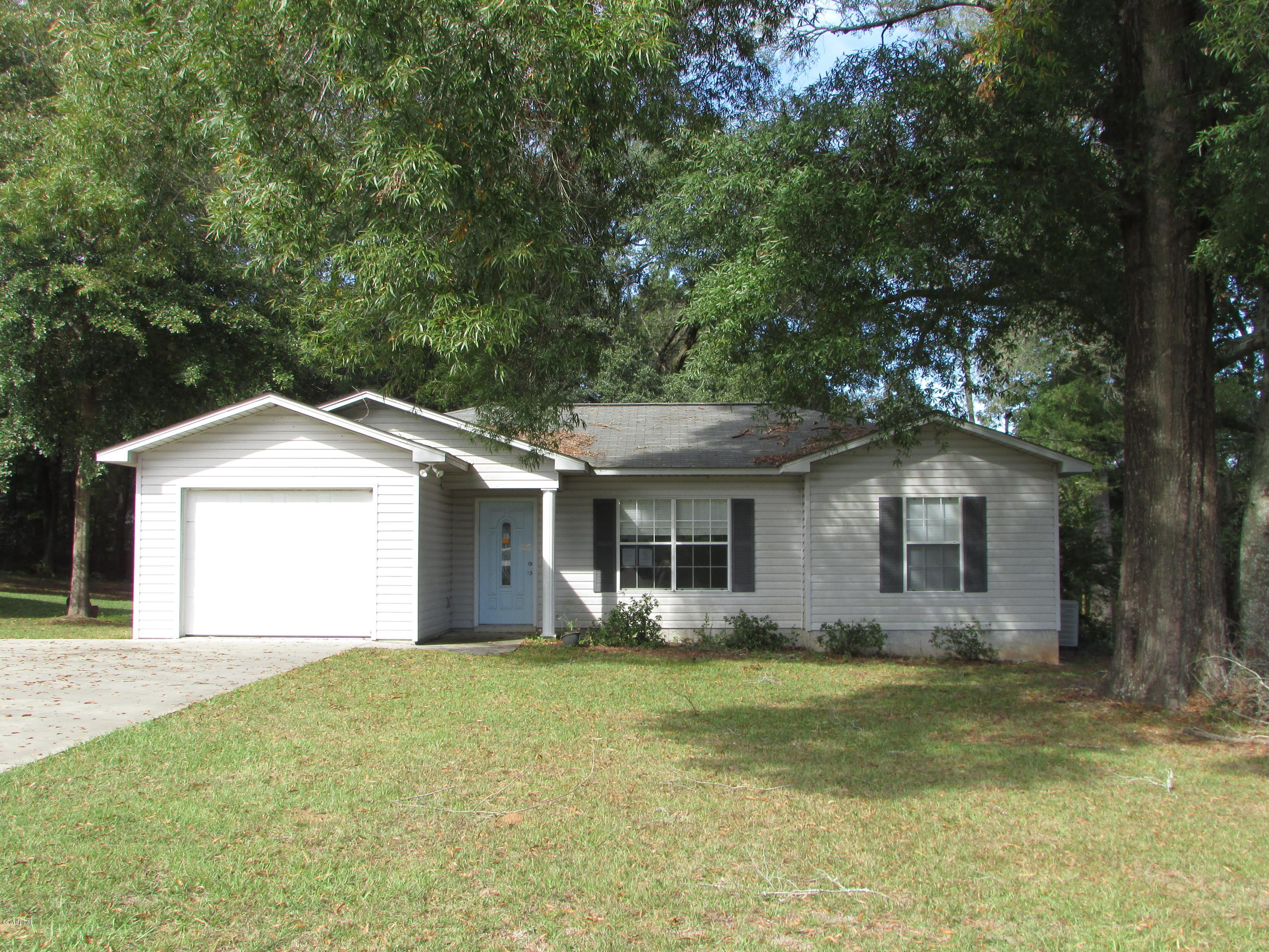 4162 Green Meadows Trail, Marianna. Like New!!! 3 Bedroom 2 Bath home with 1267 sq. ft. with 1 car garage. Home needs very little to move in!! Kitchen has Stainless Steel Flat Top range/Oven, Built in Microwave, Dishwasher. Vaulted ceilings in the Living room. Carpeting and ceramic tile. Relax in Screen Porch overlooking fenced backyard! Will not last Long!!