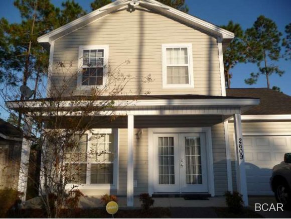 Lovely 3 bedroom, 2.5 bath home complete with white picket fence. Downstairs is tiled, upstairs carpeted. Kitchen has solid service counter tops, dark wood cabinets, stainless appliances, breakfast bar and dining area. Living room is bright with large windows. Storage under the stairs. Pets welcome with $350.00 refundable deposit. Breed and size restrictions apply.