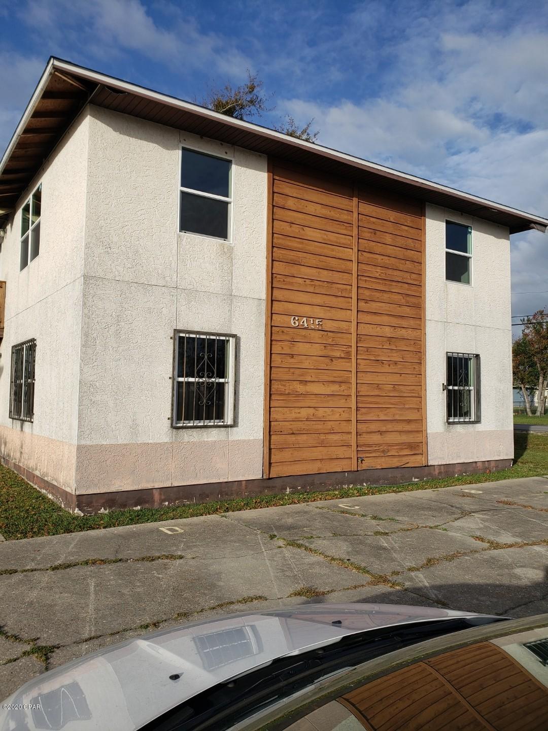 Newly renovated upstairs unit. Brand new appliances, flooring, paint and fixtures throughout. Pest and Lawn service included