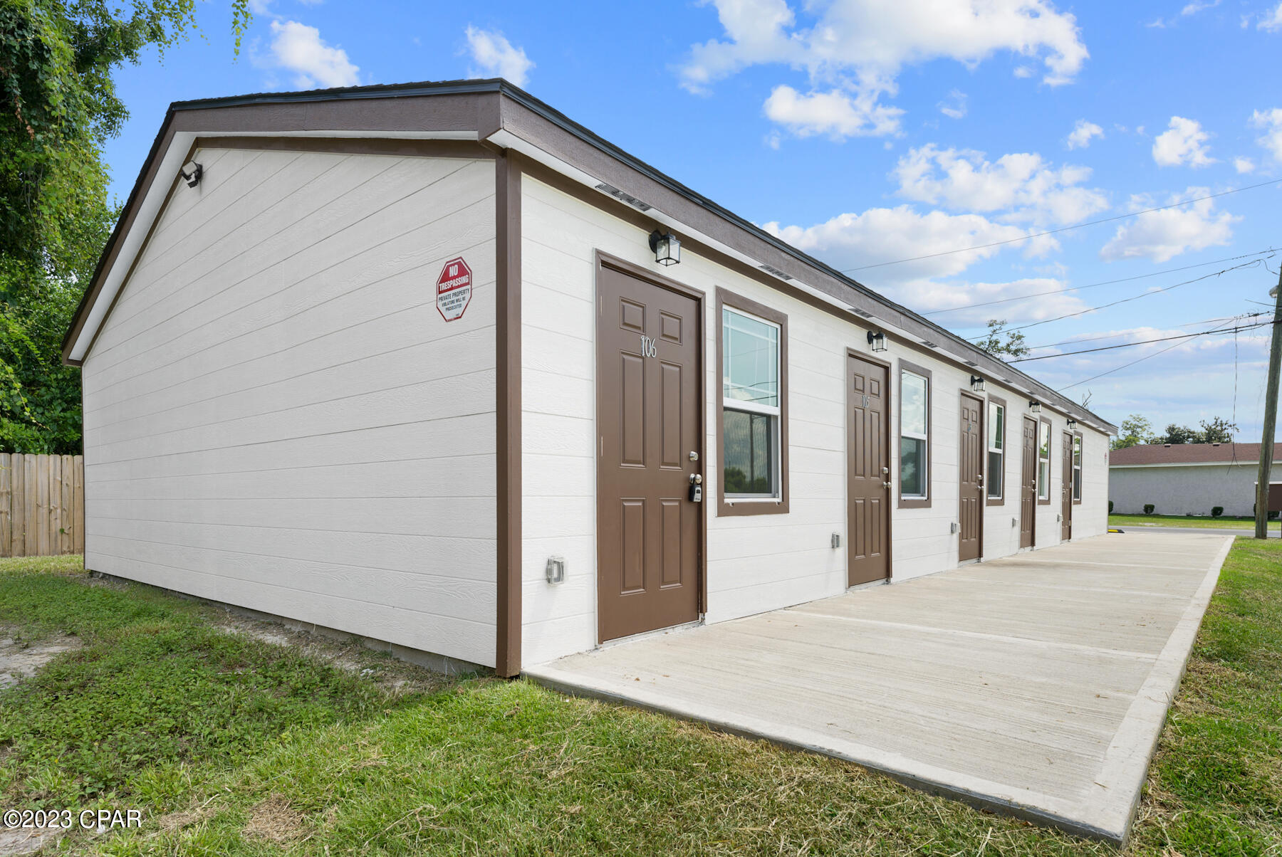 Efficiency studio, water included in rent. Tenant pays their own electric and internet. ONE UNIT available for rent, Unit 104

All units are identical, each has a kitchenette with fridge, electric burner and sink.

NO ASSIGNED PARKING comes with this unit. Tenant would need to park on road or grassy area right near property at own risk.

*Measurements are approximate, please verify.
