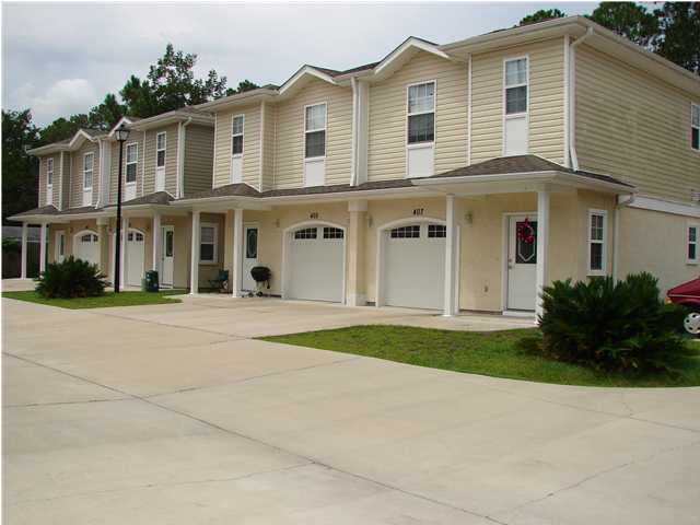 Well kept, town homes built in 2008 in upscale Fox Trace Subdivision with 1 car garage and spacious bedrooms. Homes have 9' ceilings, ceramic tile floors, carpet, walk in closets in master bedroom has walk in closets, and master bath in master bedroom.
