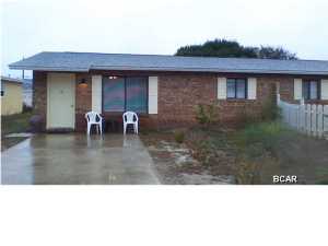 2 BEDROOM, 1 BATH DUPLEX WITH LAUNDRY ROOM, WASHER-DRYER HOOKUPS AND WATER INCLUDED. WALKING DISTANCE TO THE BEACH !!!