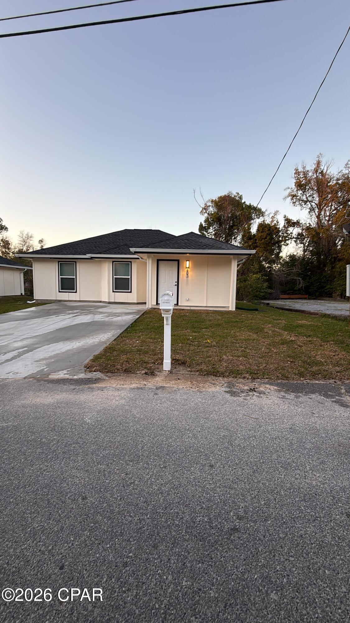 Beautiful new property construction. 3 spacious rooms and 2 bedrooms. Located near good schools, shops and mall. Don't miss this rental opportunity.