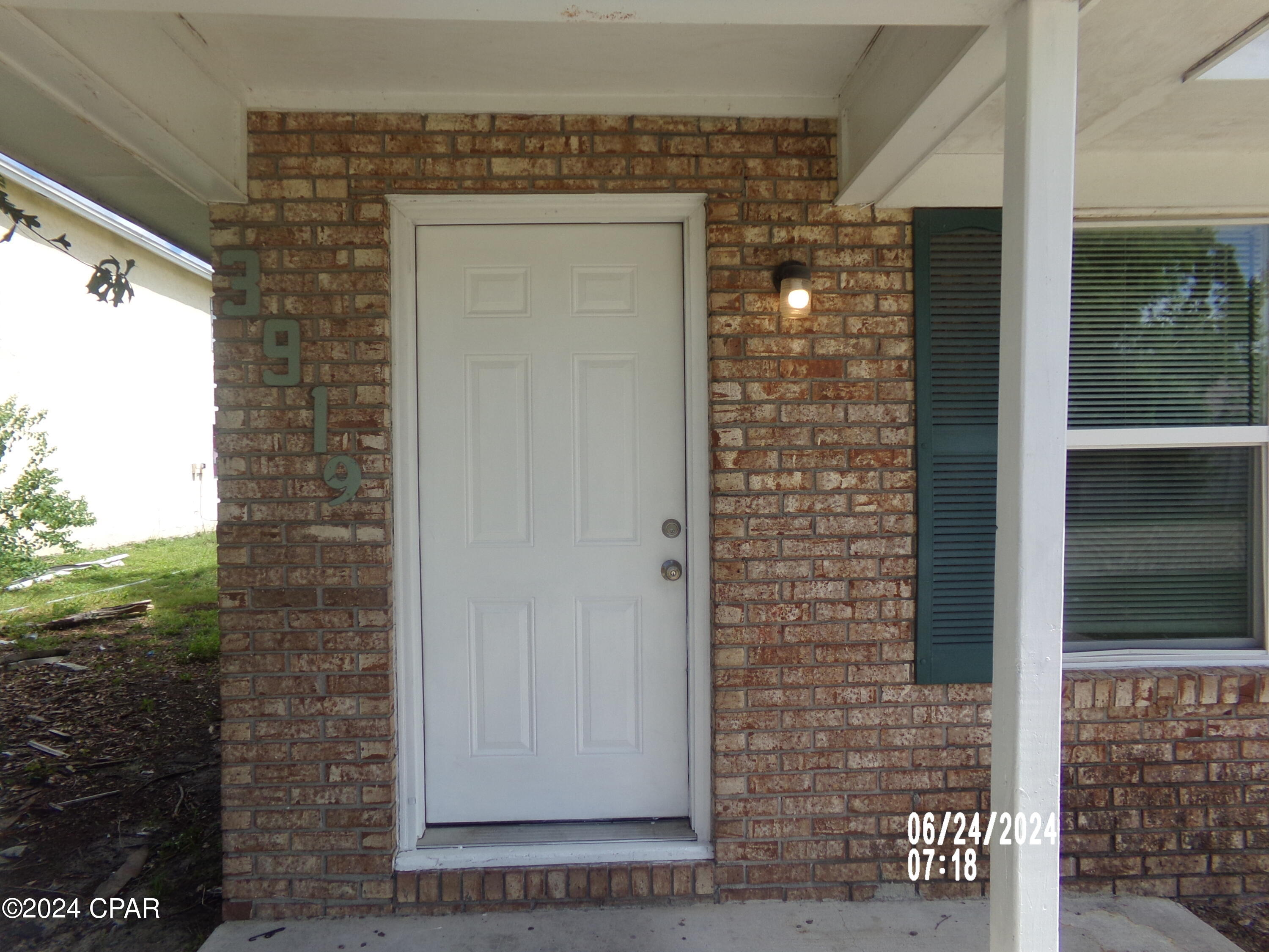 Cute 2/1 apartment located near schools, shopping, dining, TAFB and parks.