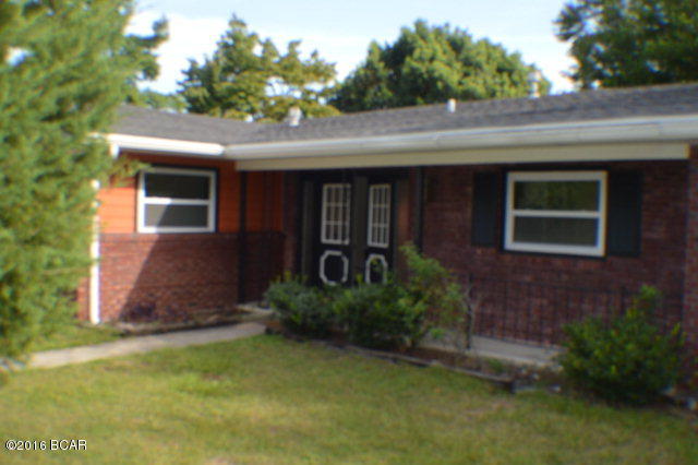 Nice 3BR/2B home with formal living room and den! Wood laminate flooring & tile flooring thru out home. Kitchen with double stainless sink, formica countertop counters, refridgerator & dishwasher. New windows. Attached 1 car garage.