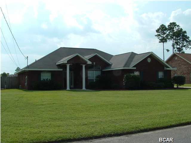 Beautiful all brick, split floor plan home with a heated in ground pool which also has a hot tub. All bedrooms are very spacious with plenty of closet space. The master bedroom is oversized and includes a sitting area; in addition you will find a walk in closet, tray ceiling, double vanities, and garden tub with separate shower and tile floors.Pool service included. APPOINTMENT ONLY-OCCUPIED