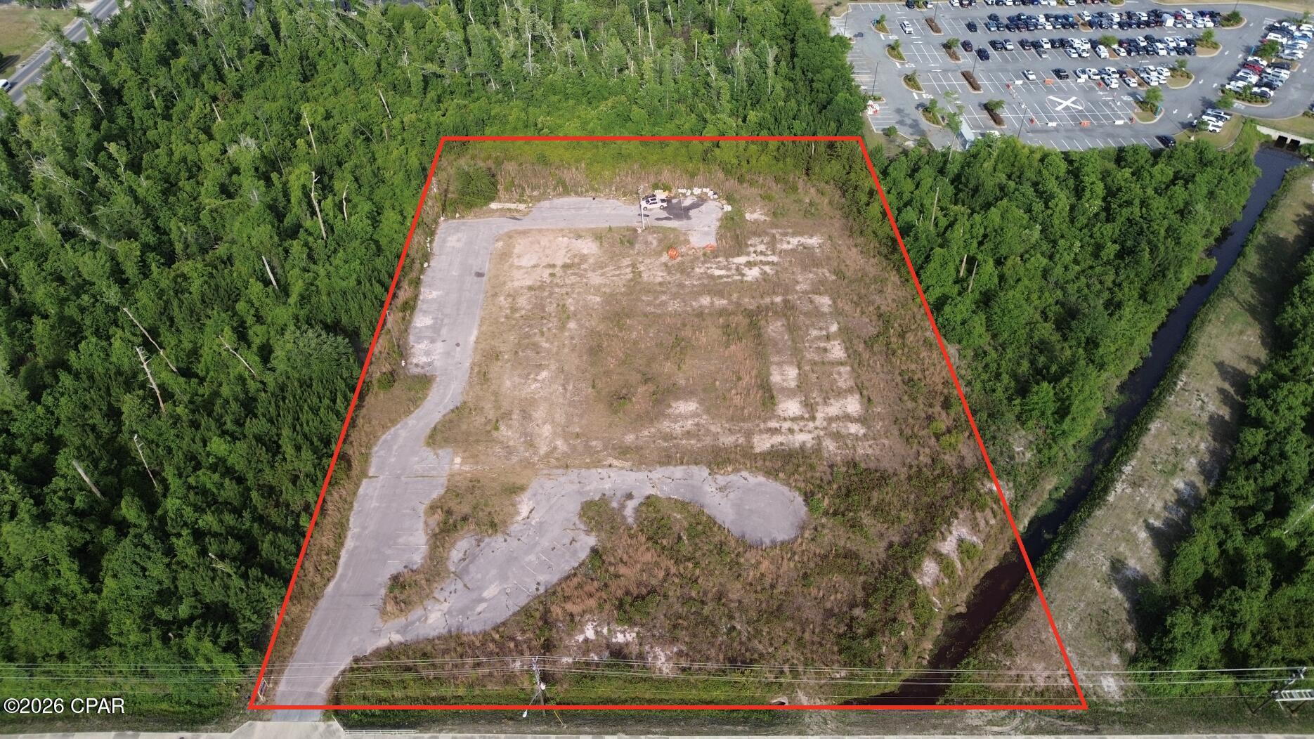 The site features approximately 335 feet of frontage along Jenks Avenue, providing excellent visibility and access in a growing area. Located just 2,000 feet south of 23rd Street,
a primary commercial thoroughfare with traffic counts exceeding 36,000 vehicles per day. The property sits contiguous to the 280+ bed HCA Florida Gulf Coast Hospital, creating strong positioning for medical office, urgent care, pharmacy, or service-oriented users. The
property also offers convenient access to major
transportation routes including U.S. Highway 98, U.S. Highway 231, and State Road 77.