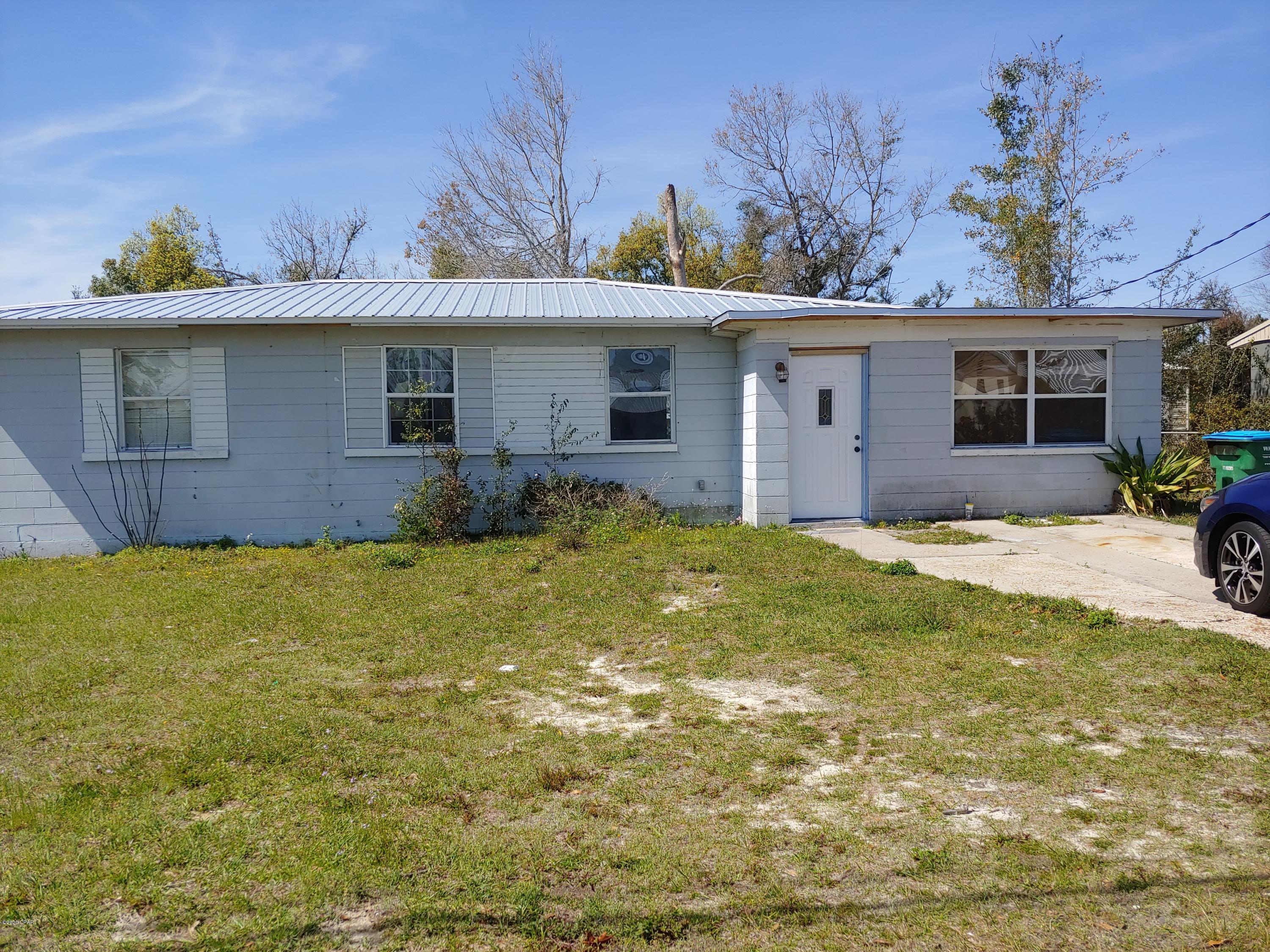 CURRENTLY UNDER CONTRACT, SELLER ACCEPTING BACKUP OFFERS' 

INVESTORS TAKE NOTICE!  This home is in need of some TLC and elbow grease to make it shine.  Corner lot with large fenced yard. Lots of potential here. New metal roof! Room sizes are approximate. Additional room/den that could easily be converted to a bedroom and the laundry room could easily be converted to the master bathroom with laundry

.