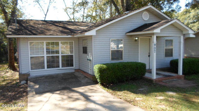 Nice 3 bed 1 bath home in city of Bonifay. Convenient to downtown and schools.