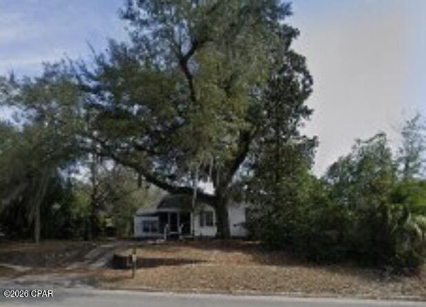 Located in the historical Cove neighborhood, this large home has lots of charm and waiting on some TLC to bring her Back to life. Perfect Location!! Just minutes from downtown Panama City's vibrant dining, shopping, and cultural scene. Large private back yard.