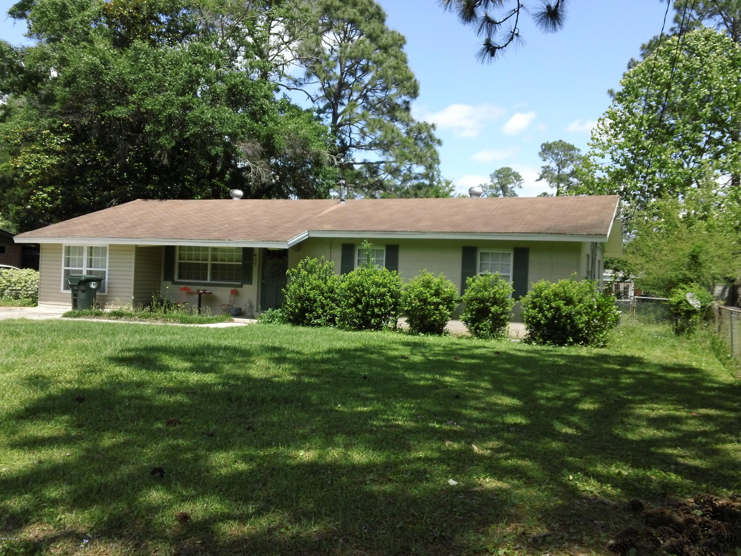 3 bedroom 2 bath home in Lynn Haven. 

All sizes are approximate, please measure and verify if important. 

School assignments are subject to change, please check with Bay County for most accurate information.

Pets NOT allowed.