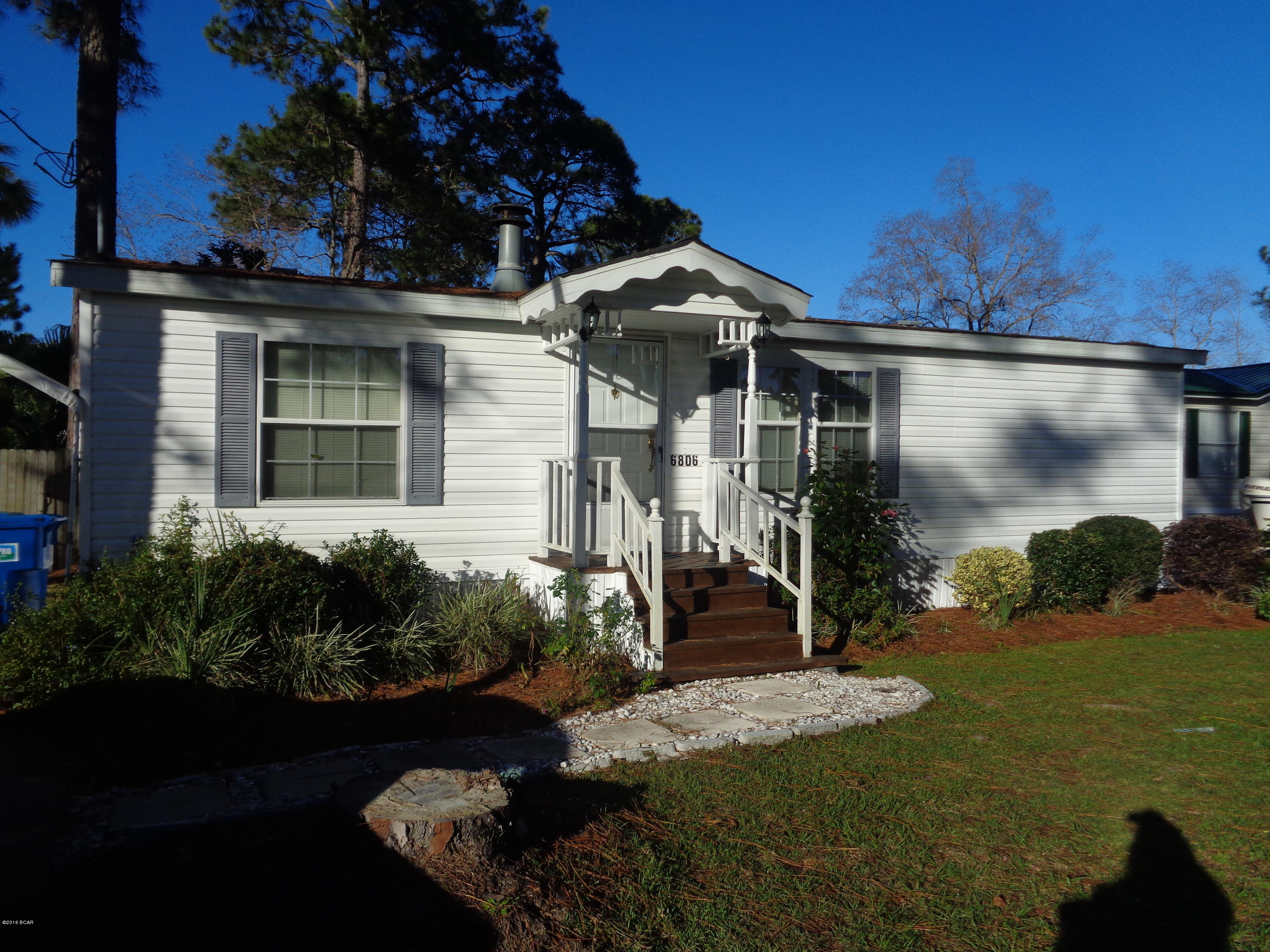 Lovely 2bd 2 bath with large bonus room that could be used for office or additional bedroom.Very close to Navy Base, Beaches and Hathaway Bridge. Nice back screened in porch with private fenced back yard.