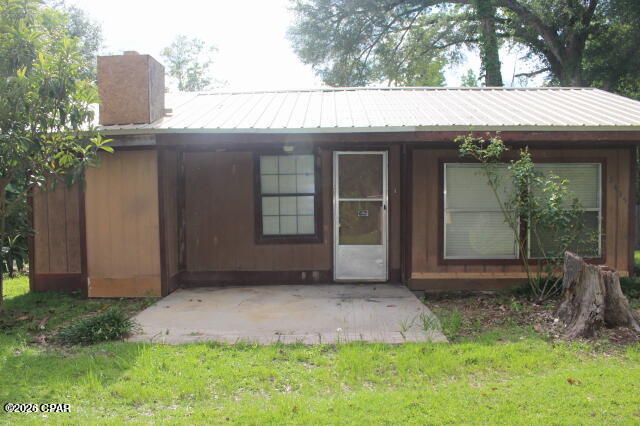 Over 7 acres of natural beauty located just east of Marianna. This corner property features a 3-bedroom, 1-bath home ready for renovation and restoration. Nature enthusiasts will appreciate the cypress pond, which attracts a variety of wildlife, creating a peaceful retreat-like setting. The seller reports a tupelo tree on the property, making it an appealing location for beekeeping. Whether you're seeking a homestead, hunting retreat, or private getaway, this property offers endless potential. With vision and effort, it can become your own secluded nature sanctuary.