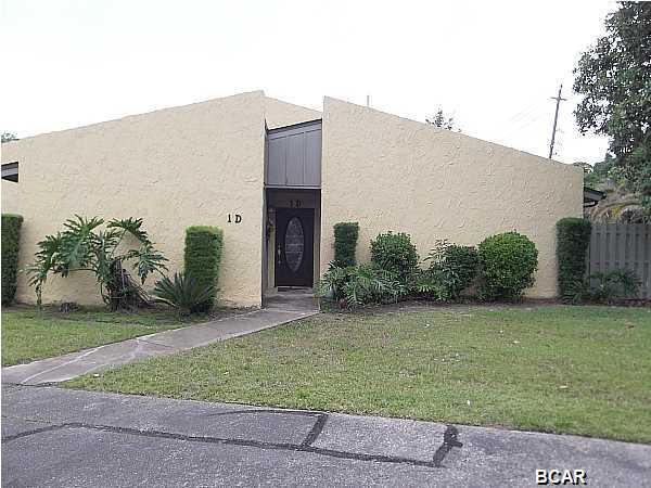 Features: Very nice home centrally located, split bedroom plan, new appliances and kitchen cabinets, family room, breakfast bar, laundry room, and fenced back yard. $1100 S.D.