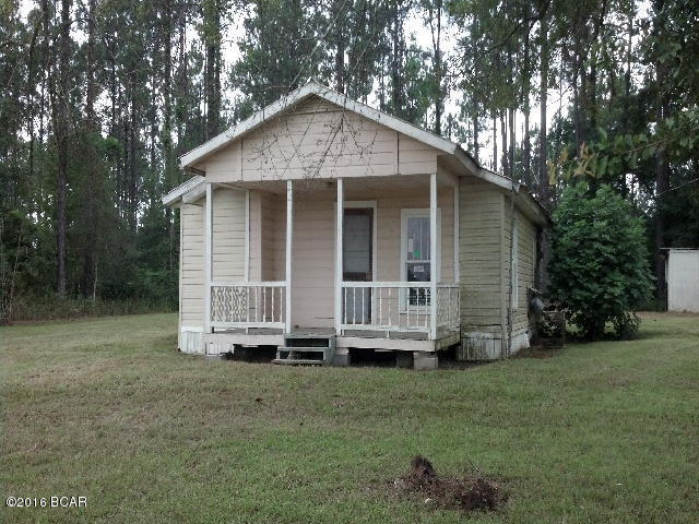 * PRICE REDUCED * Cute cottage style home in the country on 1 acre lot. It has a large living room/kitchen/and eating area combo. There are 2 bedrooms. The area appears to be quiet and peaceful. There is a front porch to sit and enjoy summer breezes. Lots of birds and wildlife in the area.