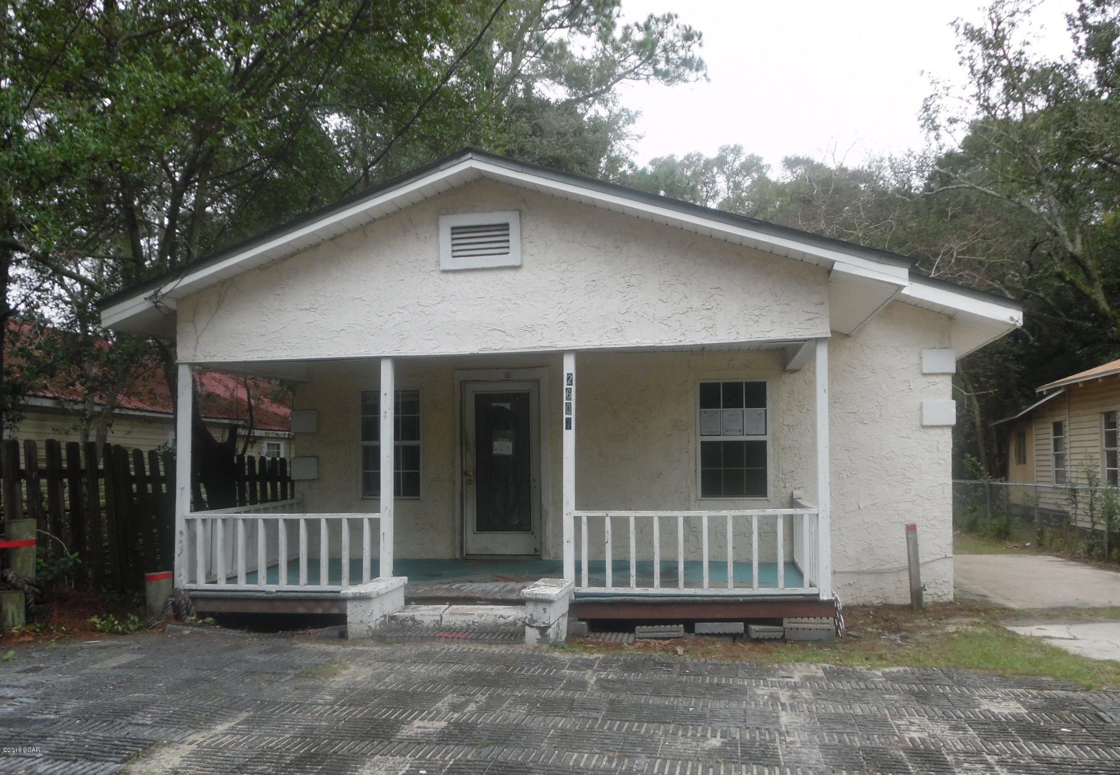 Here's an opportunity to own a large home, for very little money.  This home has 4 bedrooms and 1 bath, with a living room and separate den, plus a bonus room.   Centrally located, close to schools, hospitals and downtown Panama City.