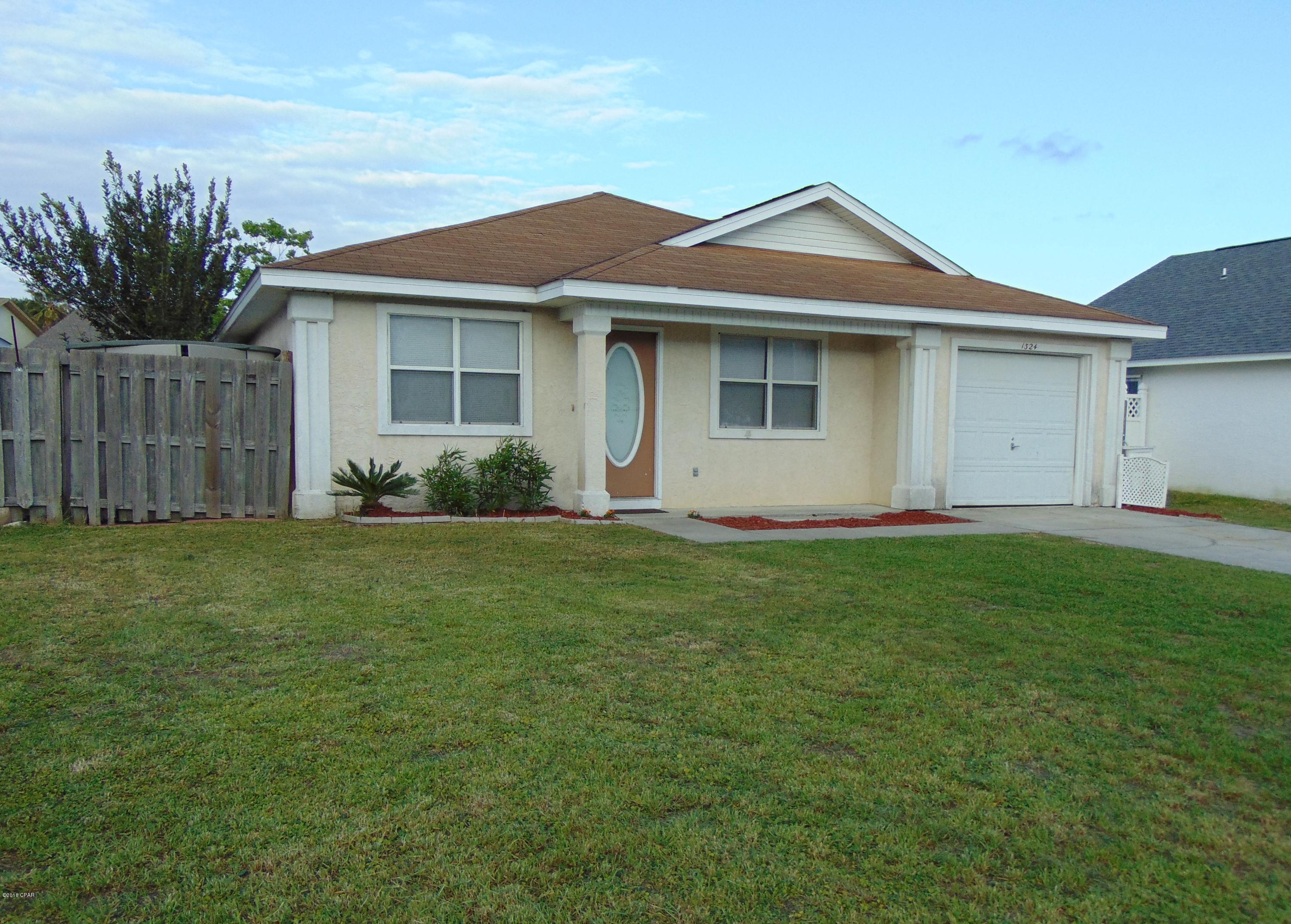 Cute 3 Bedroom 2 bath home with 1 car garage.  This home features an open floor plan, wood laminate & tile flooring, breakfast bar, washer & dryer included, sprinkler system, open patio and a fish sink cleaning station.