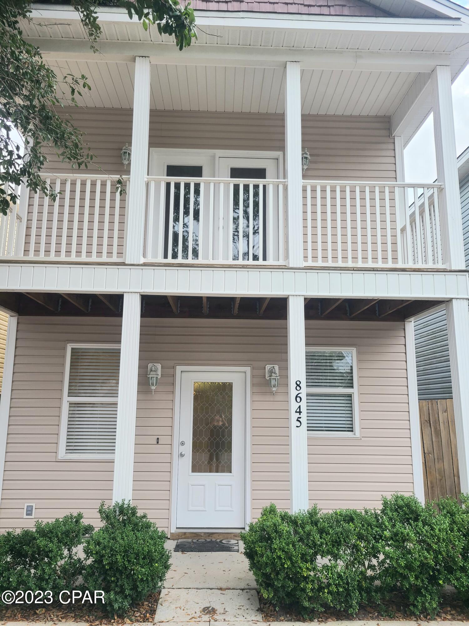 Centrally located and convinient to everything!
Townhouse 3 br 2,5 ba available for long term rental at Marlin Place - gated community with pool. Tonhouse renovated with new vinyl floors, fresh interior wall painting. Spaciuos rooms with many closets , fenced small back patio. House is ready to move in.