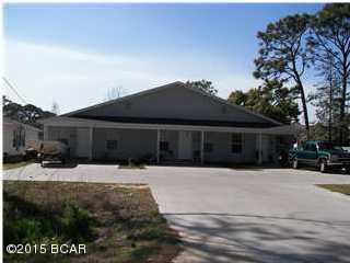 Triplex unit located in the N. Lagoon area. Just a short drive the beach, and close to shopping and dining. This is a split bedroom unit featuring vaulted ceilings and dining room.