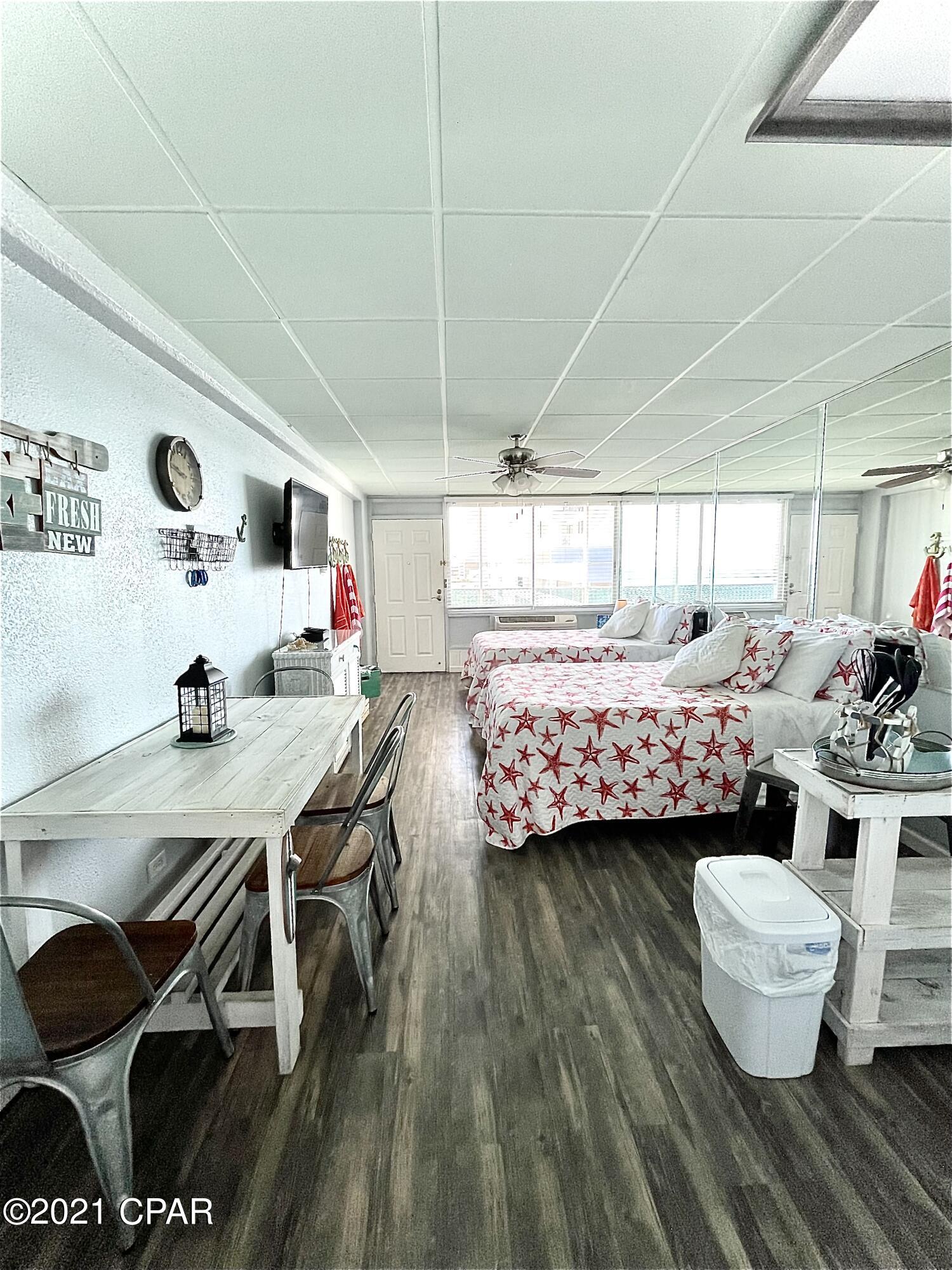 This very nice Studio Condo has been very well kept and is located in the center of what the beaches have to offer.  The facility has a great pool, gym, and owners lounge. This is a great deal at a great price. Don't let this one slip away.