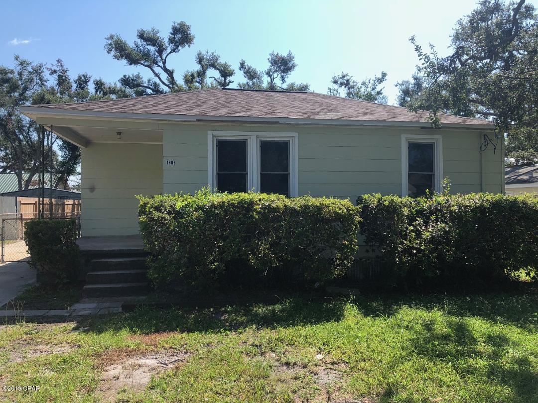 3 Bedroom, 1.5 Bath house near downtown St Andrews. Family room and living room, small dining area. Covered front porch, open back deck overlooks large fenced back yard, yard building. Fireplace is in-operable. Refrigerator, stove, oven all electric. Central heat and air. Pet nego. Note - no w/d hookup.