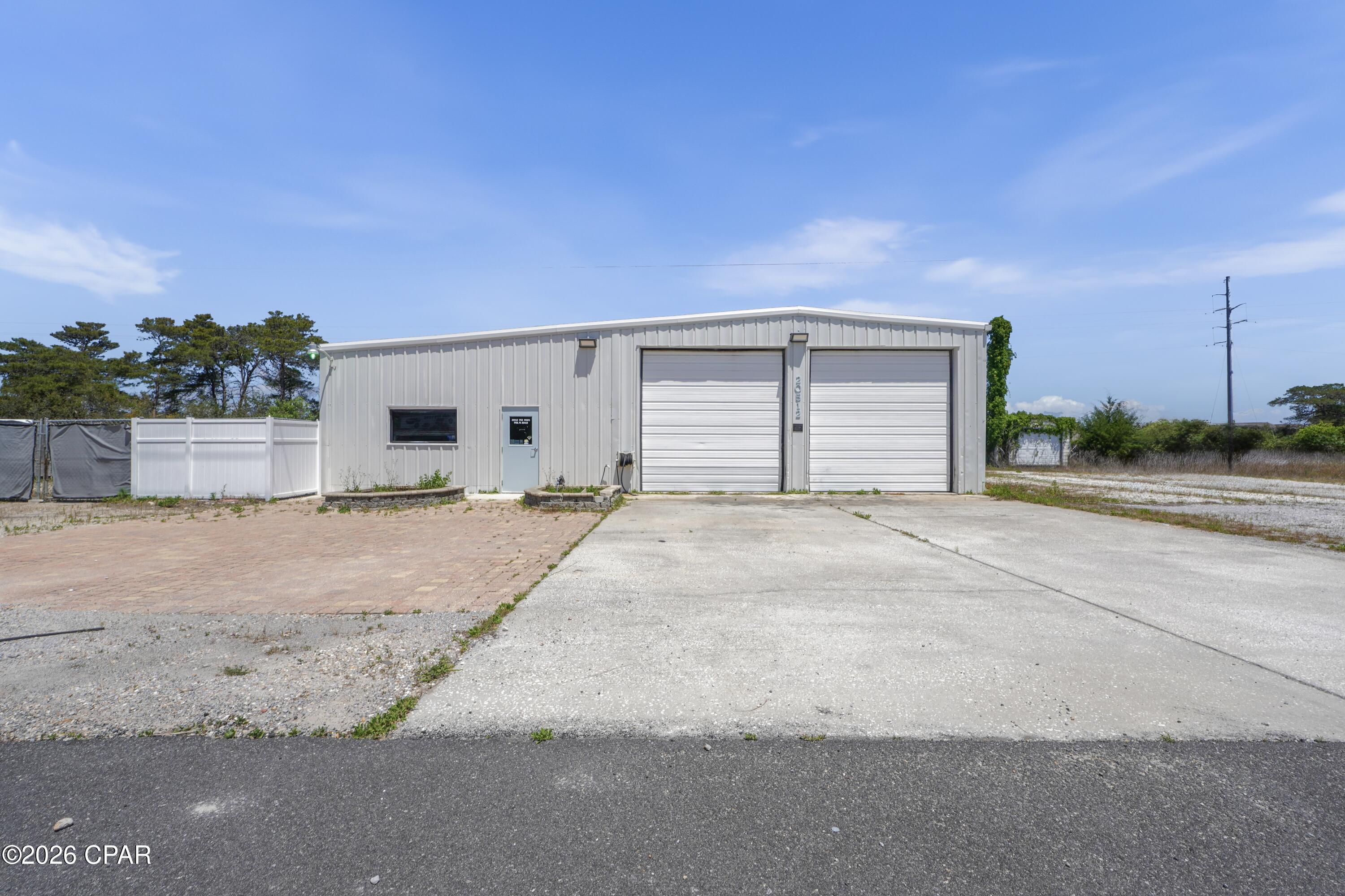 Commercial building in a prime location for rent! Call today to schedule a showing for your next business location! 

Tenant responsible for all utilities.