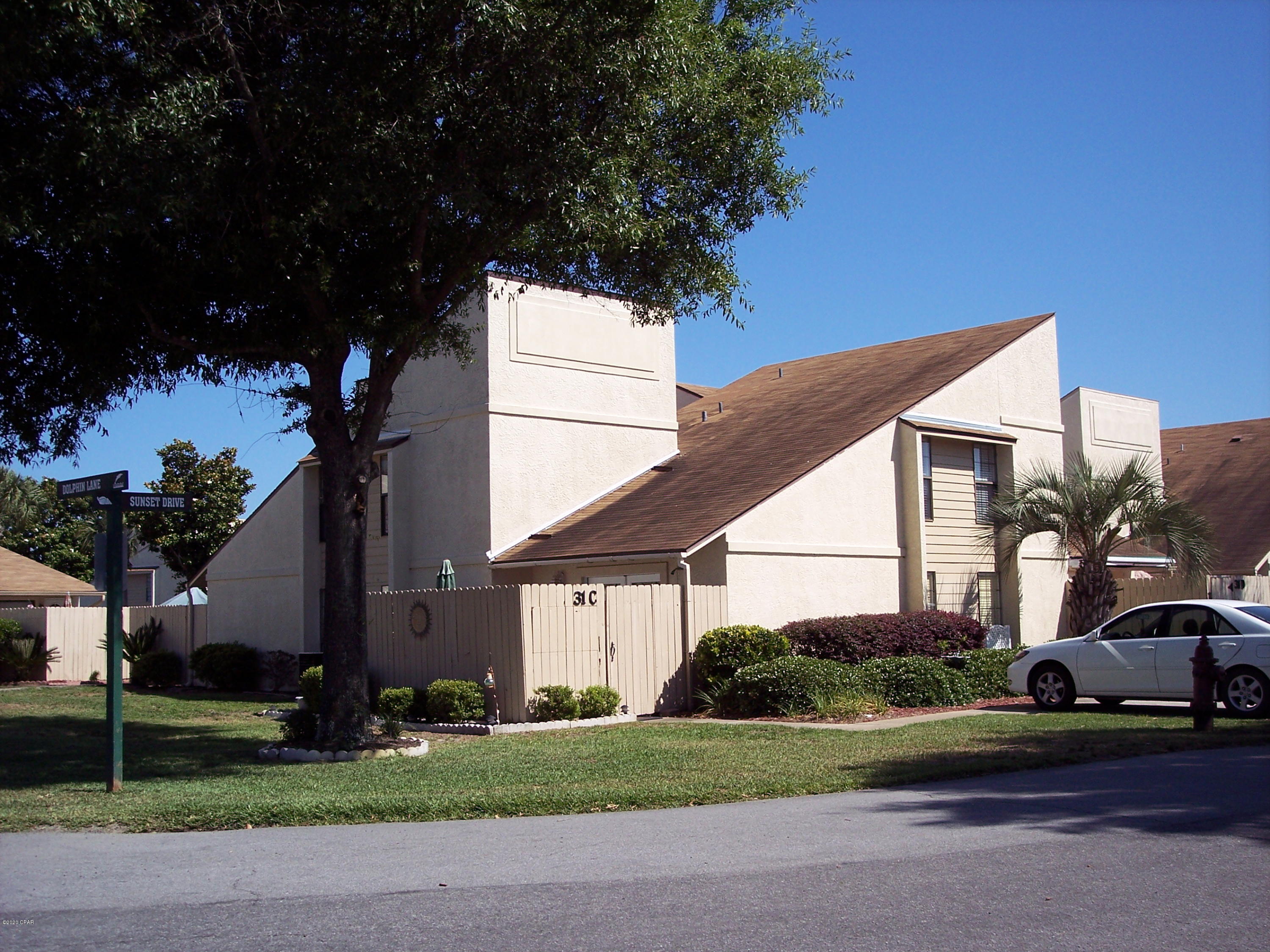 CURRENTLY UNDER CONTRACT, SELLER ACCEPTING BACKUP OFFERS.  Great Horizon South condo for someone looking to fix one up for themselves.  Great deal for that special beach condo.  You can drive right up to the door and quickly unload.  Get to one of the many pools or right across the road to the beach right away. Better hurry!