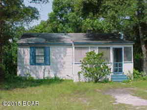 Close to Lake Huntington and St. Andrew Bay. Home sits on a good size lot 50X110. Hardwood flooring and carpet.  Currently being rented out month to month.  Great investment home or first time homebuyer.