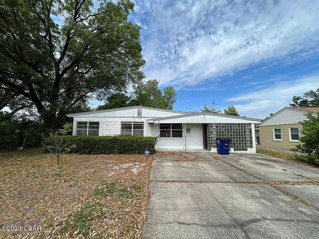 Fixer upper, Fix n flip, investor special. Come see this 3/1 1100+ sq ft house in St. Andrews! highest and best offer please. Needs Interior/ exterior paint, flooring, ceiling repairs etc. buyer to verify all info. Non assignable and use sellers contract.