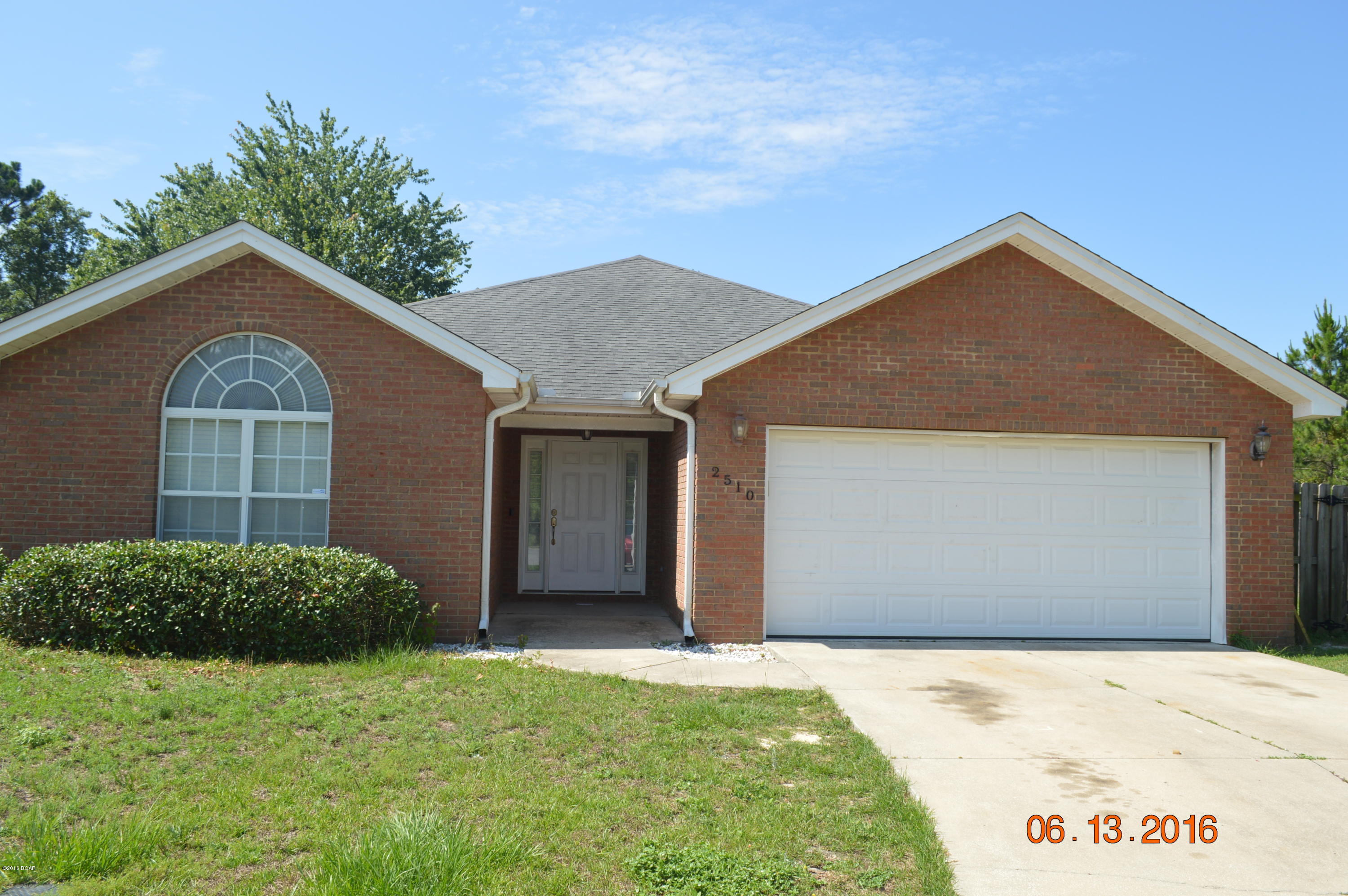 Beautiful 3 bed/2 bath home at the end of a quiet cul-de-sac. Electric Fireplace. Dark wood kitchen cabinets. Split Bedroom plan. Master has separate shower and garden tub. Screened in back porch. A small pet is allowed with approval and $250.00 Pet Deposit.