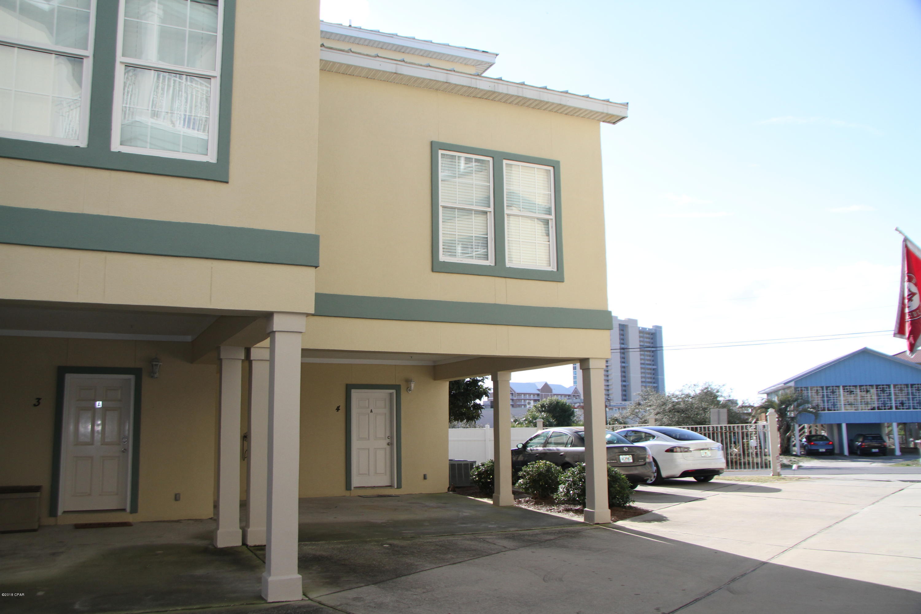 Beautiful 3 Bedroom 3 bath townhome off of Hwy 79 - easy walk to the beach! Spacious property on 3 levels has a community pool too.