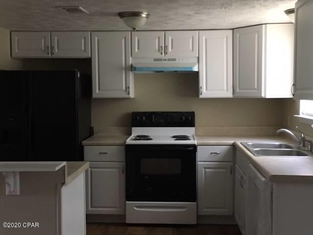 Townhouse convenient to Tyndall AFB, shopping, dining, and schools. This home has a large floor plan with a great kitchen with breakfast bar and washer & dryer hookups.



Pest control and lawn service is included.