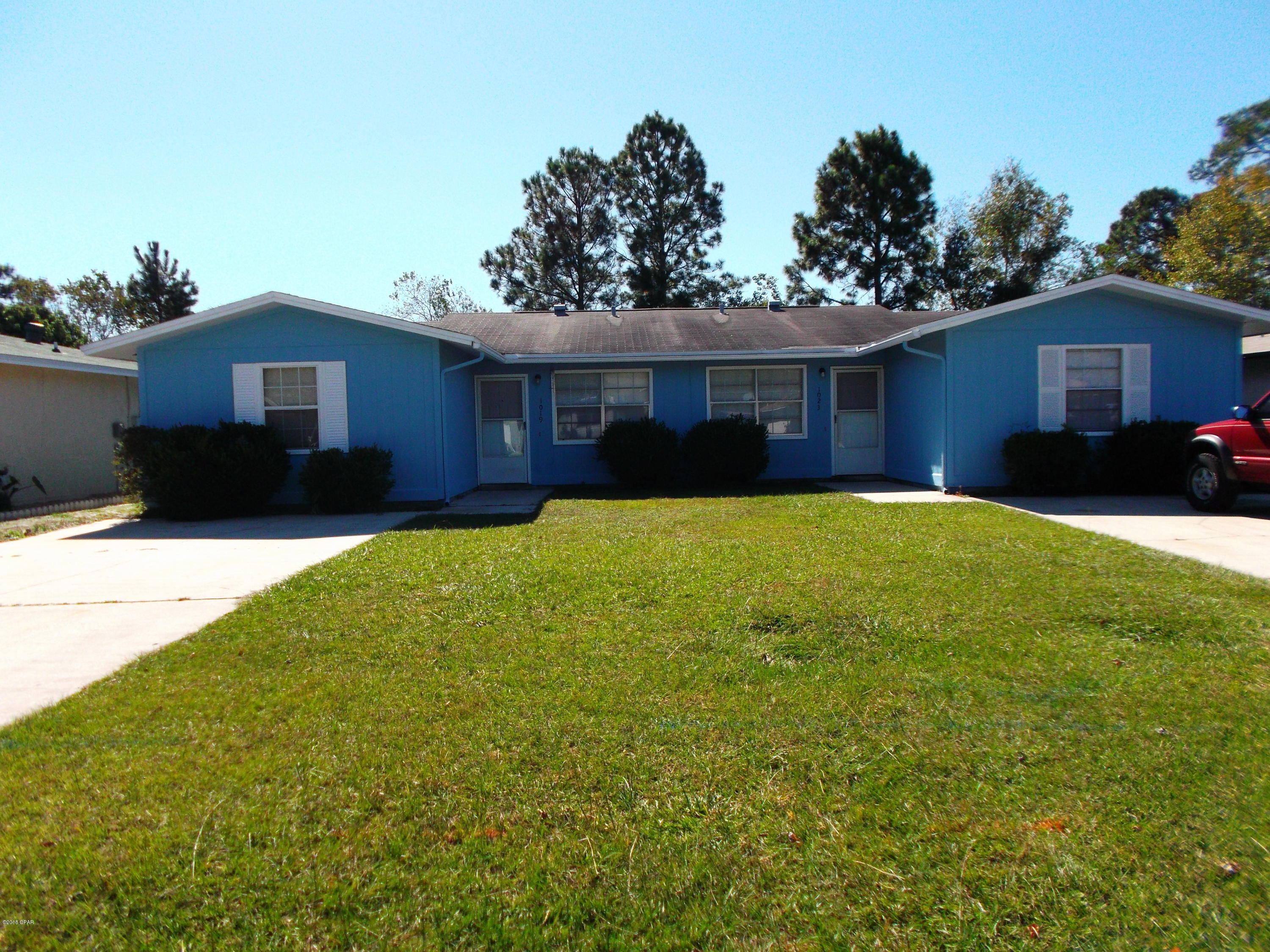 Attached duplex in great location, close to shopping and schools. Home includes eat in kitchen, open living room, and nice sized bedrooms.



All measurements are approximate.