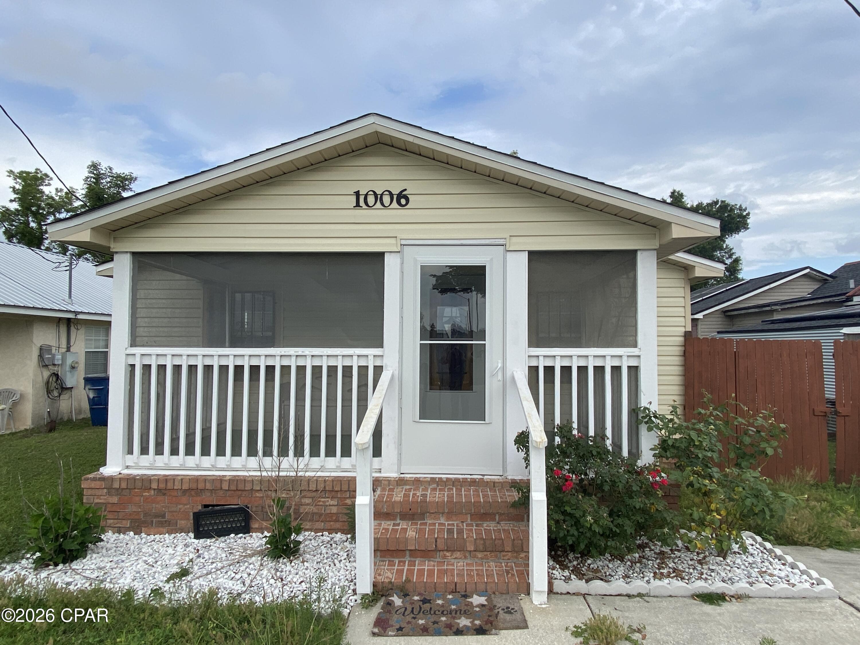 Downtown. Cute 2bd 1.5ba + bonus room. Dining area, lots of kitchen cabinets. W/D hookup. Screened in front porch and large shed in backyard with electric. Small pet allowed, restrictions & pet deposit apply.