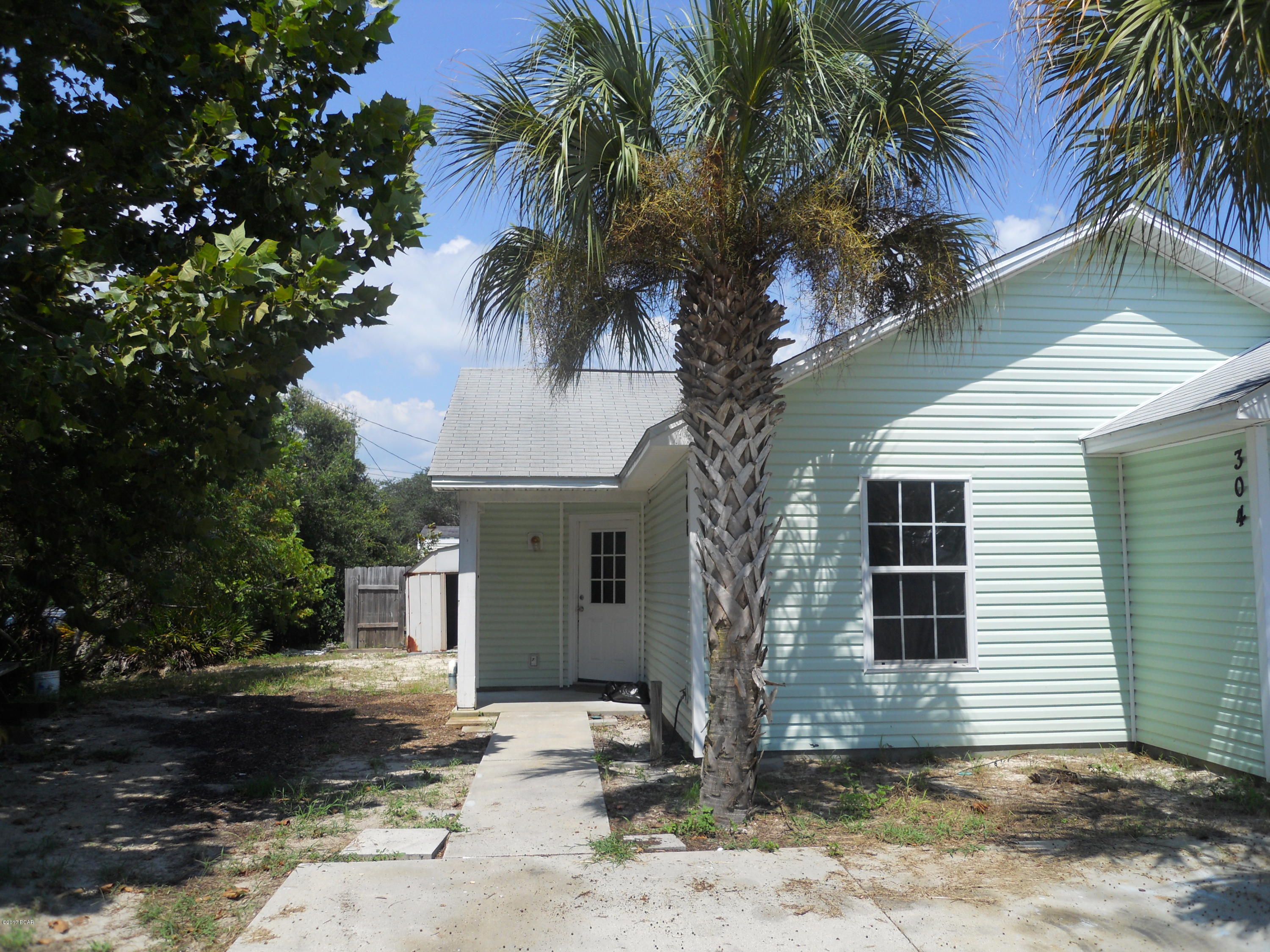 Cute 2 bedroom 1 and 1/2 bath duplex on the west end,Laguna Beach and  only 3 blocks to BEACH, close to pier park.